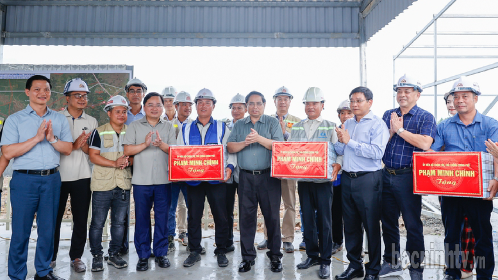 tt_tang_qua_ky_su_cong_nhan_cong_truong