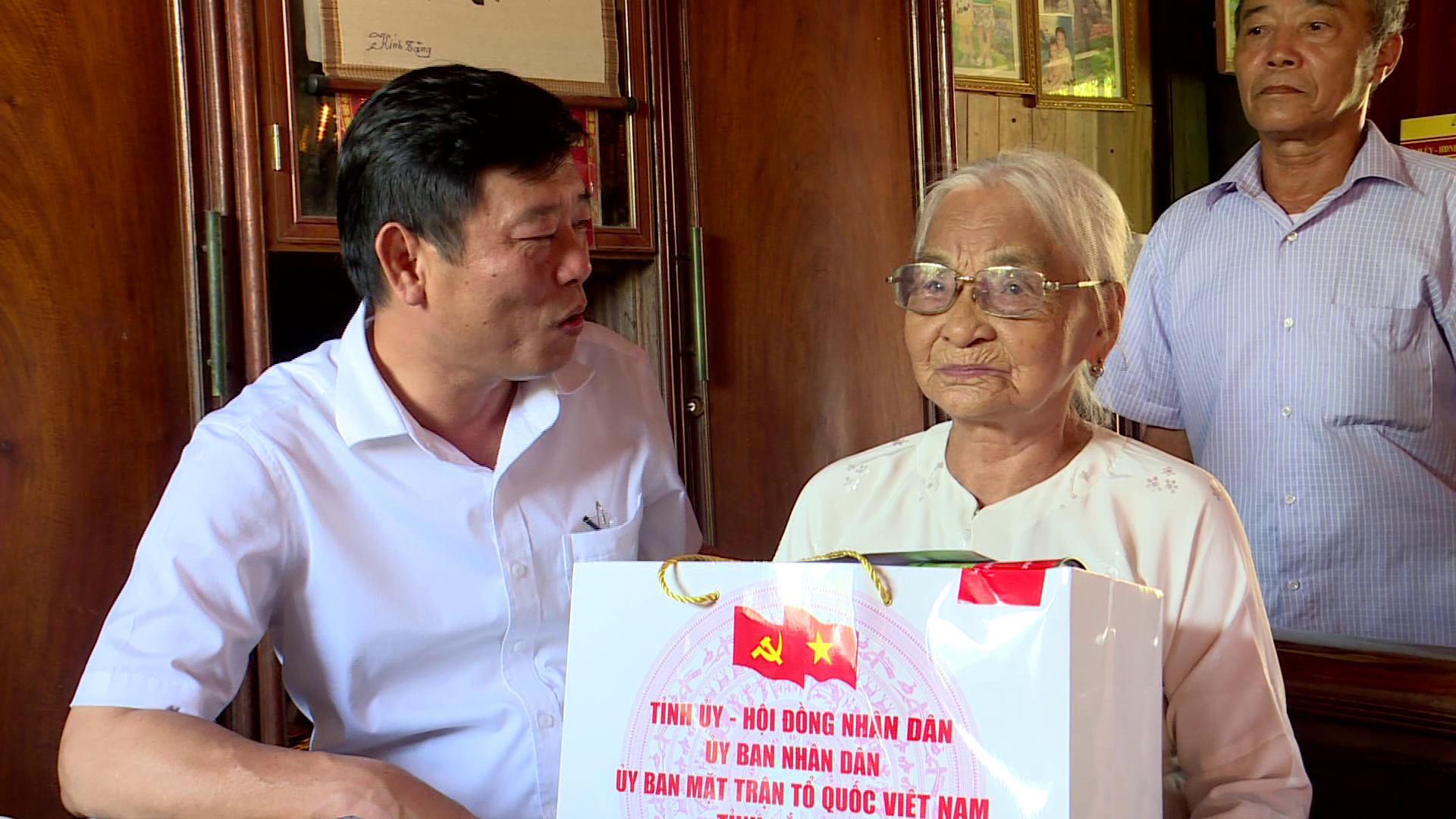 lanh_dao_tinh_tham_va_tang_qua_me_VNAH_va_gia_dinh_chinh_sach_huyen_luong_tai(1)