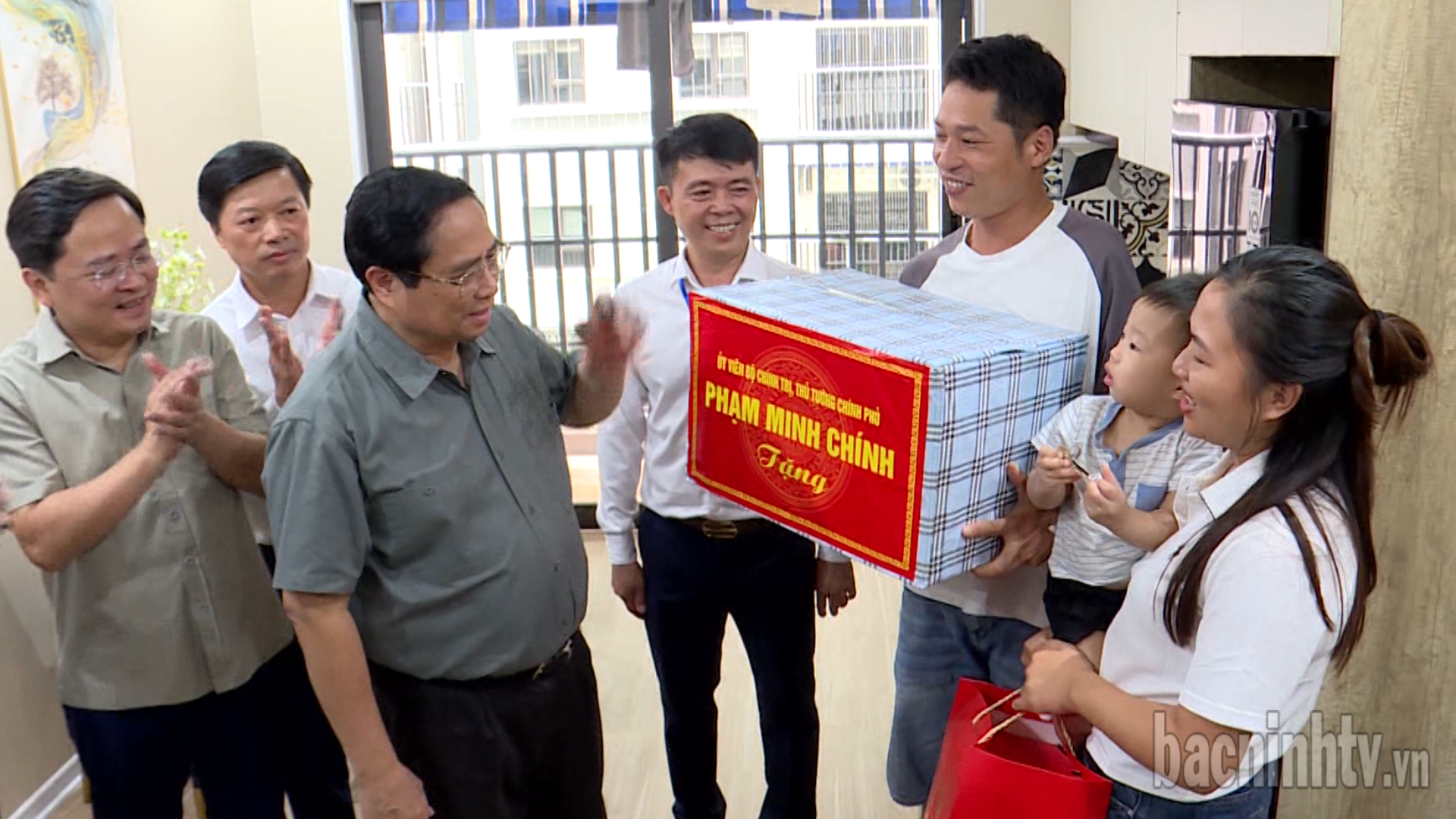 thu_tuong_tham_tang_qua_2