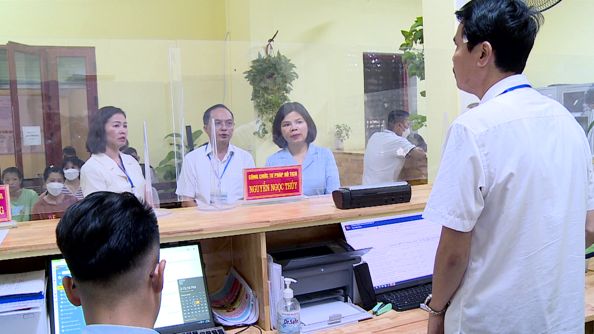 Chu_tich_kiem_tra_dot_xuat_thuc_thi_cong_vu_tai_que_vo(1)