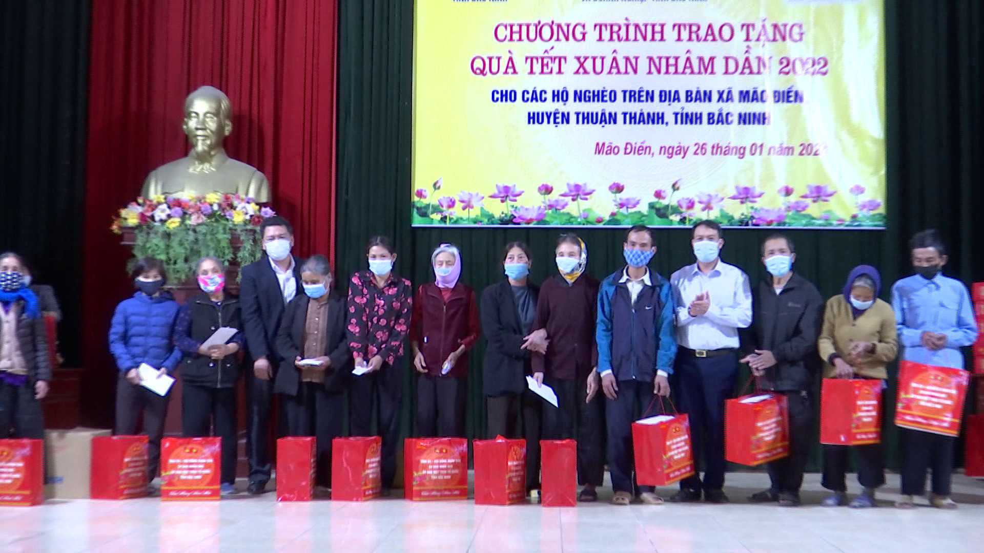 DANG_UY_KHOI_CAC_CQ_DN_TANG_QUA_TET_TAI_THUAN_THANH(1)