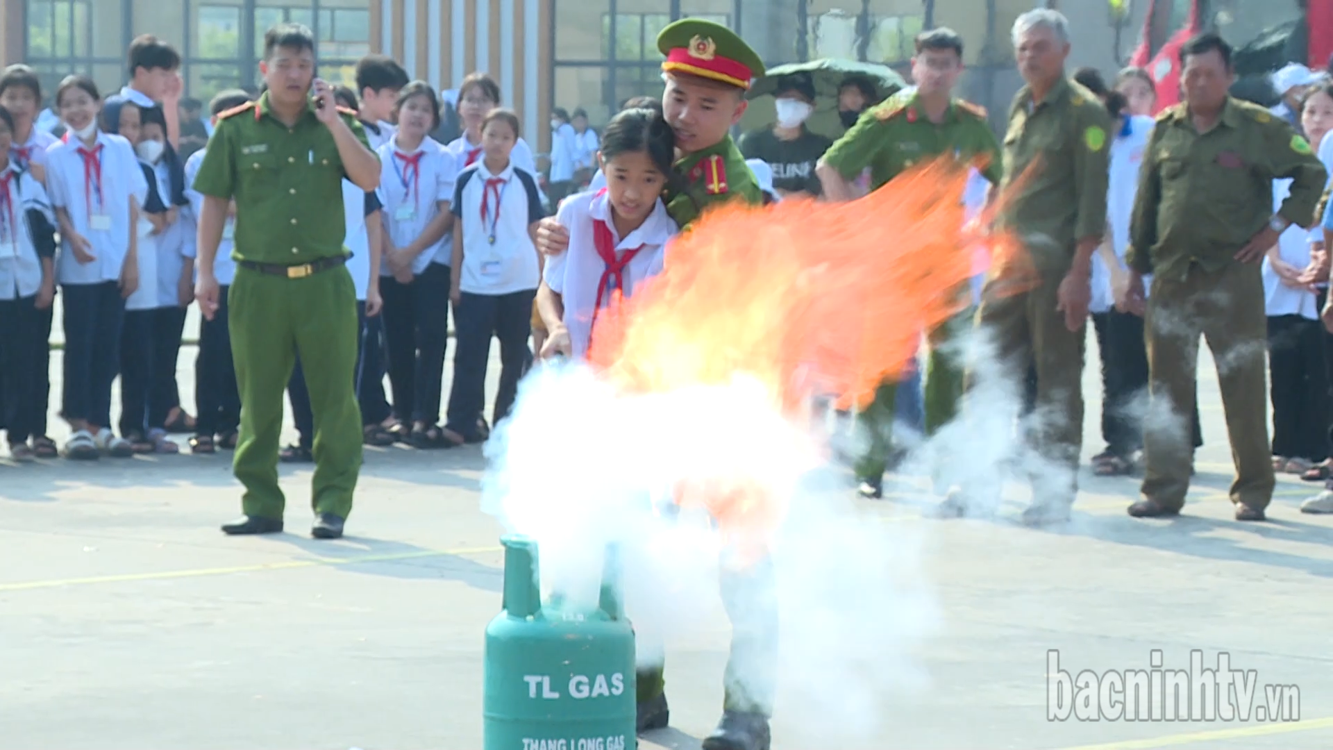 hoc_sinh_duoc_huong_dan_chua_chay