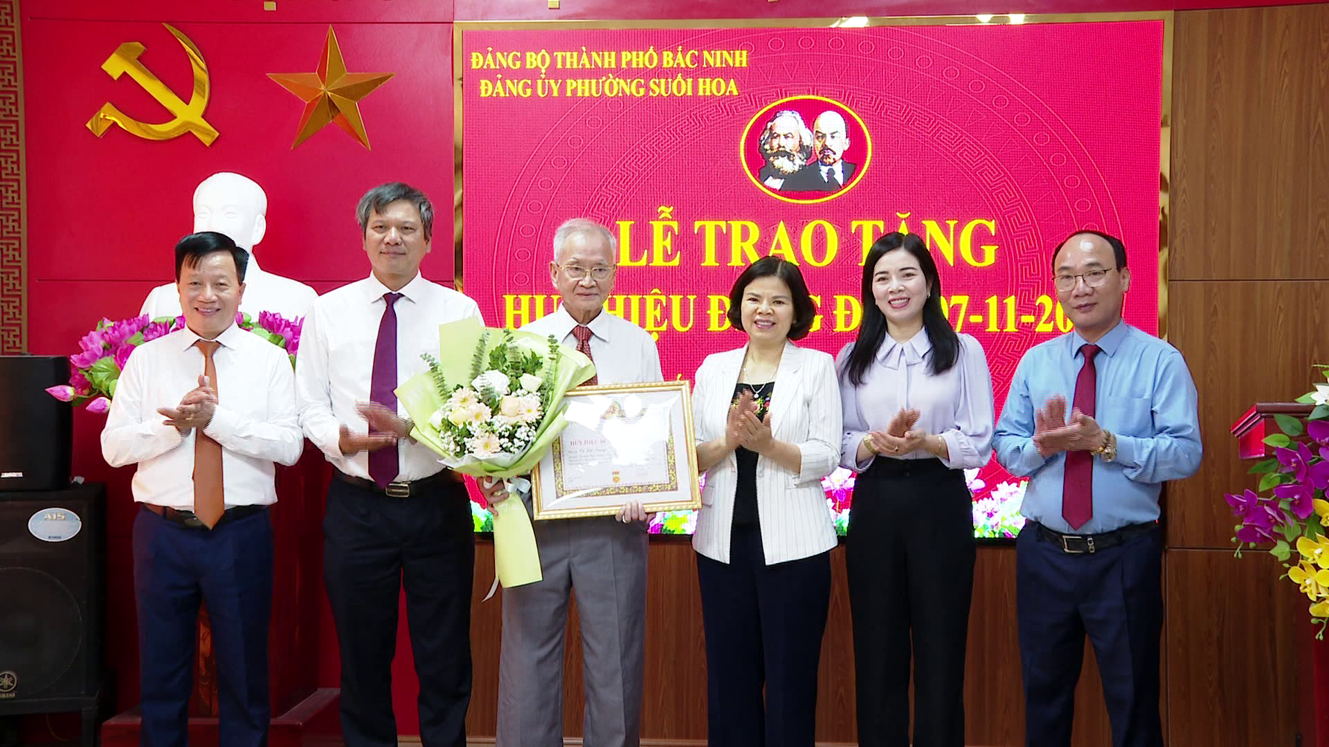 Chu_tich_trao_huy_hieu_dang_tai_Suoi_hoa(2)