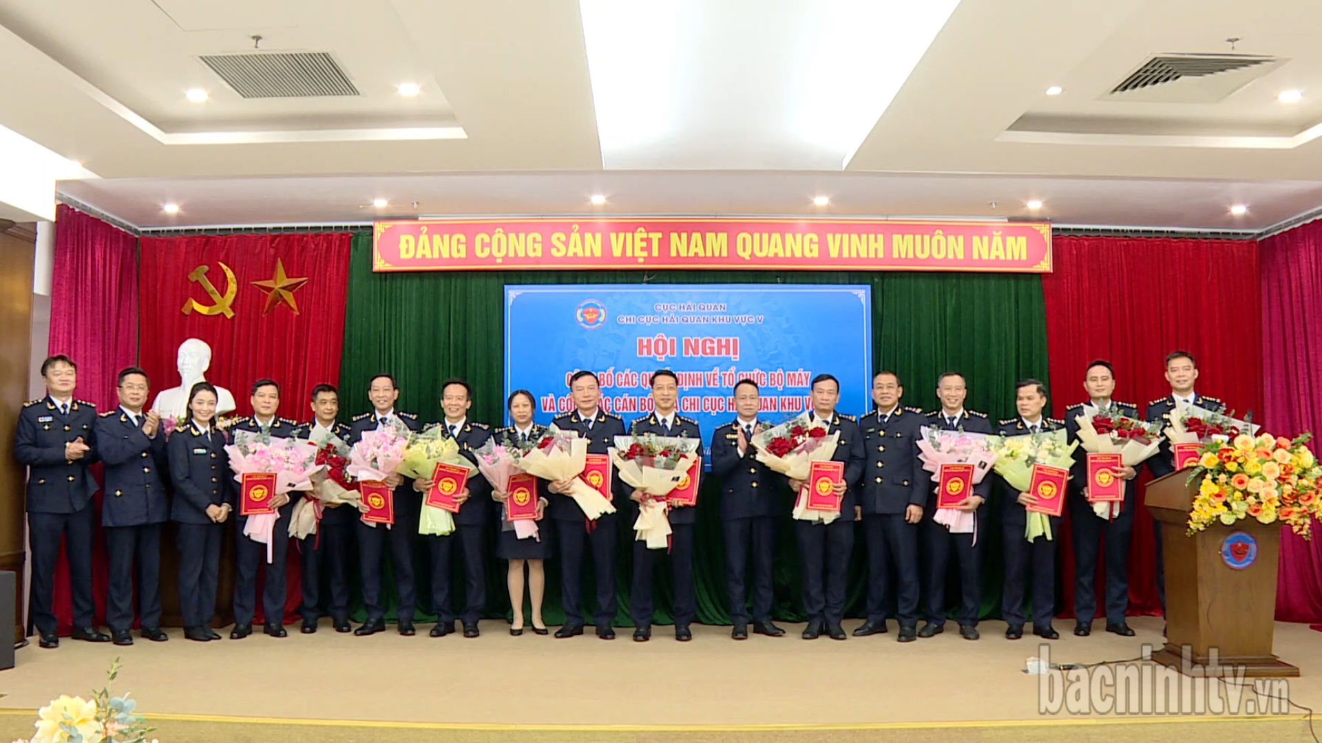 doi_ngu_can_bo_duoc_trao_qd