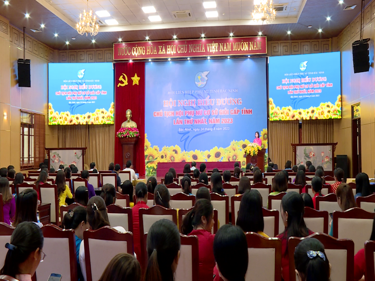 Bieu_duong_can_bo_hoi_PN_gioi_lan_thu_1(1)