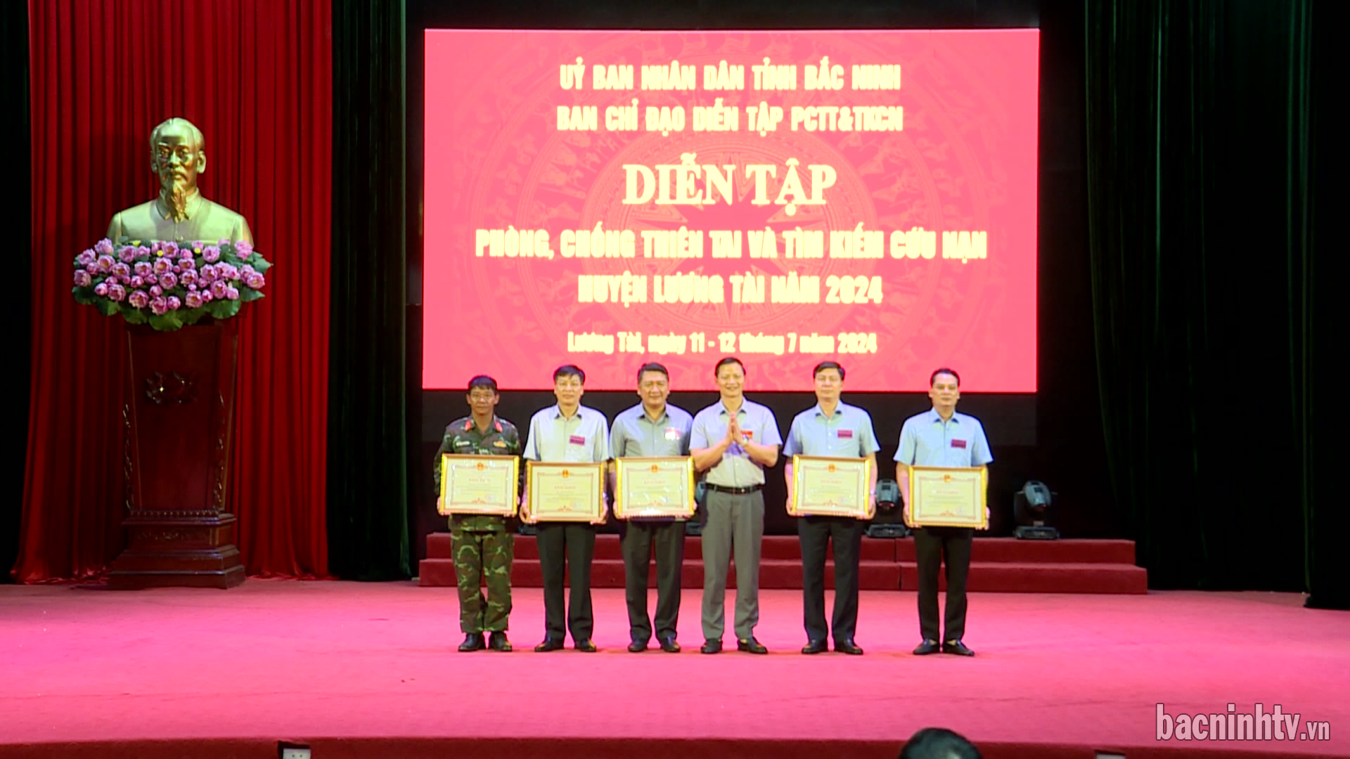 khen_thuong_dien_tap_1