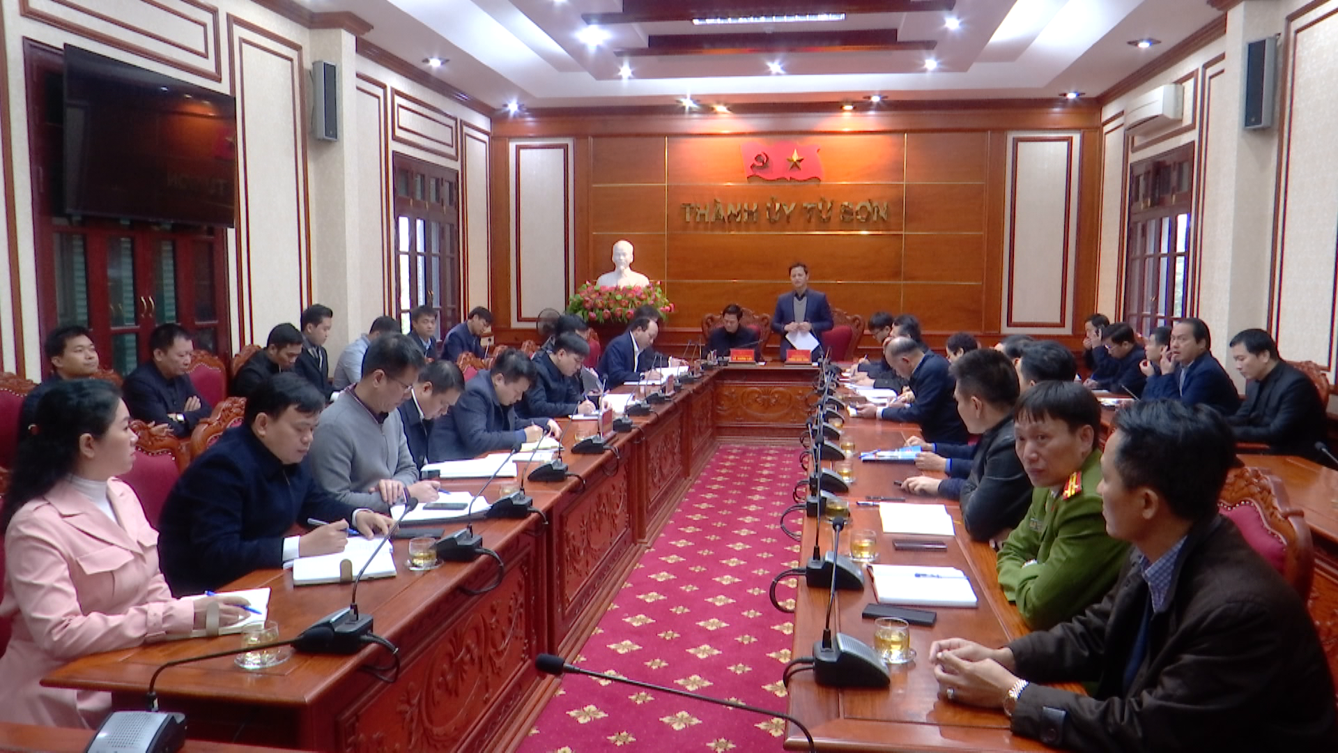 vuong_quoc_tuan_kiem_tra_san_bong_da(6)