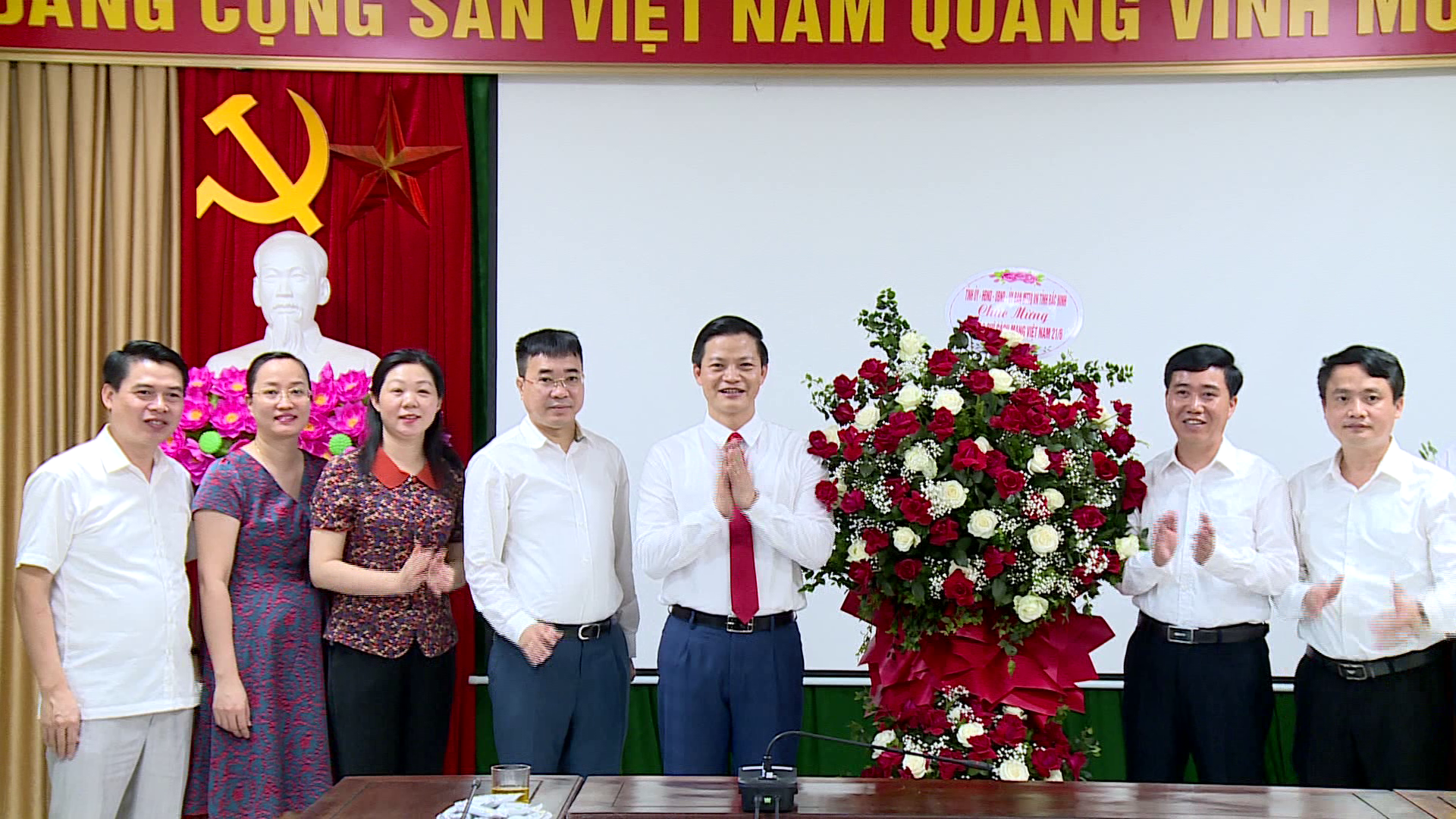 Dc_Vuong_Quoc_Tuan_chuc_mung_ngay_Bao_Chi_21_6(1)