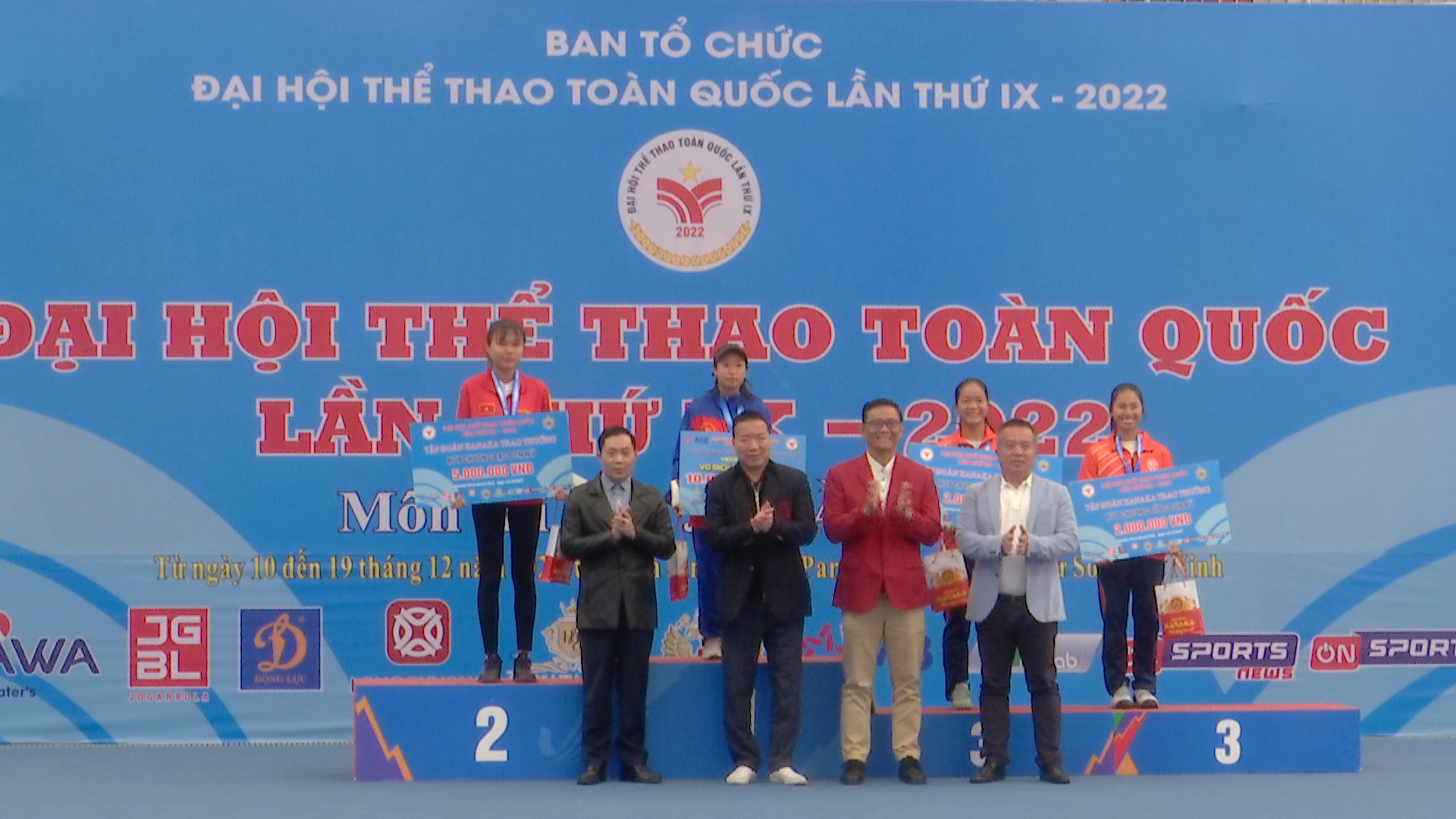 trao_giai_tennis(1).png