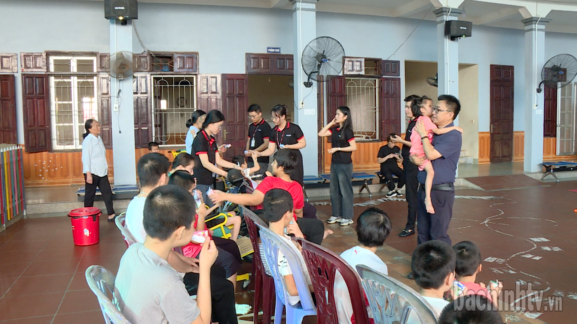 dn_tang_qua_cac_chau_huong_la