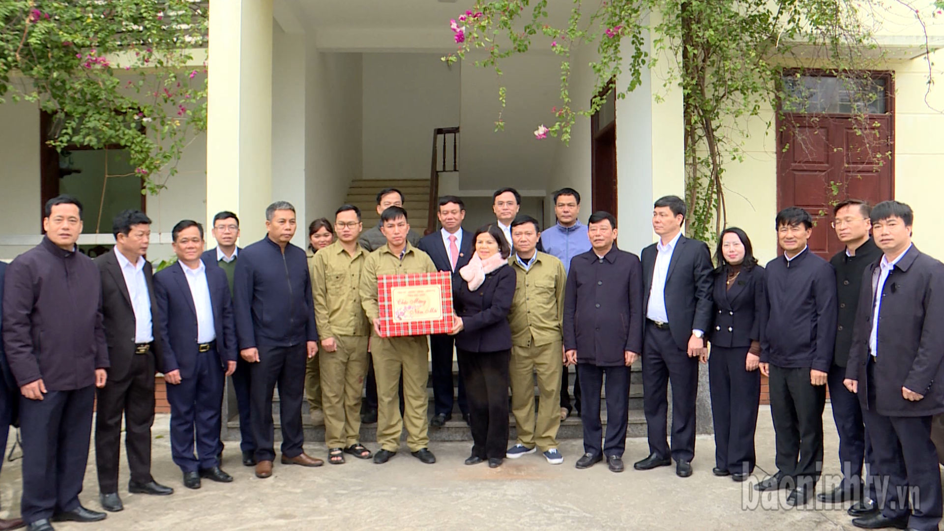 ct_hdnd_tang_qua_can_bo_cong_nhan_tram_bom