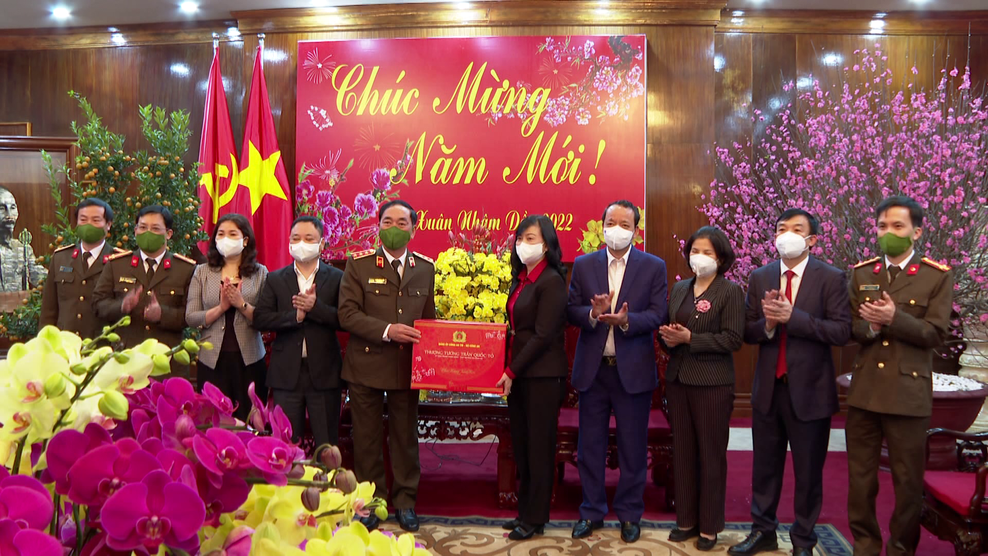 Thu_truong_Tran_Quoc_To_tang_qua_BN(2)