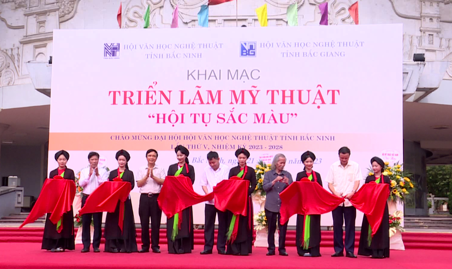 Cat_bang_khai_mac_trien_lam