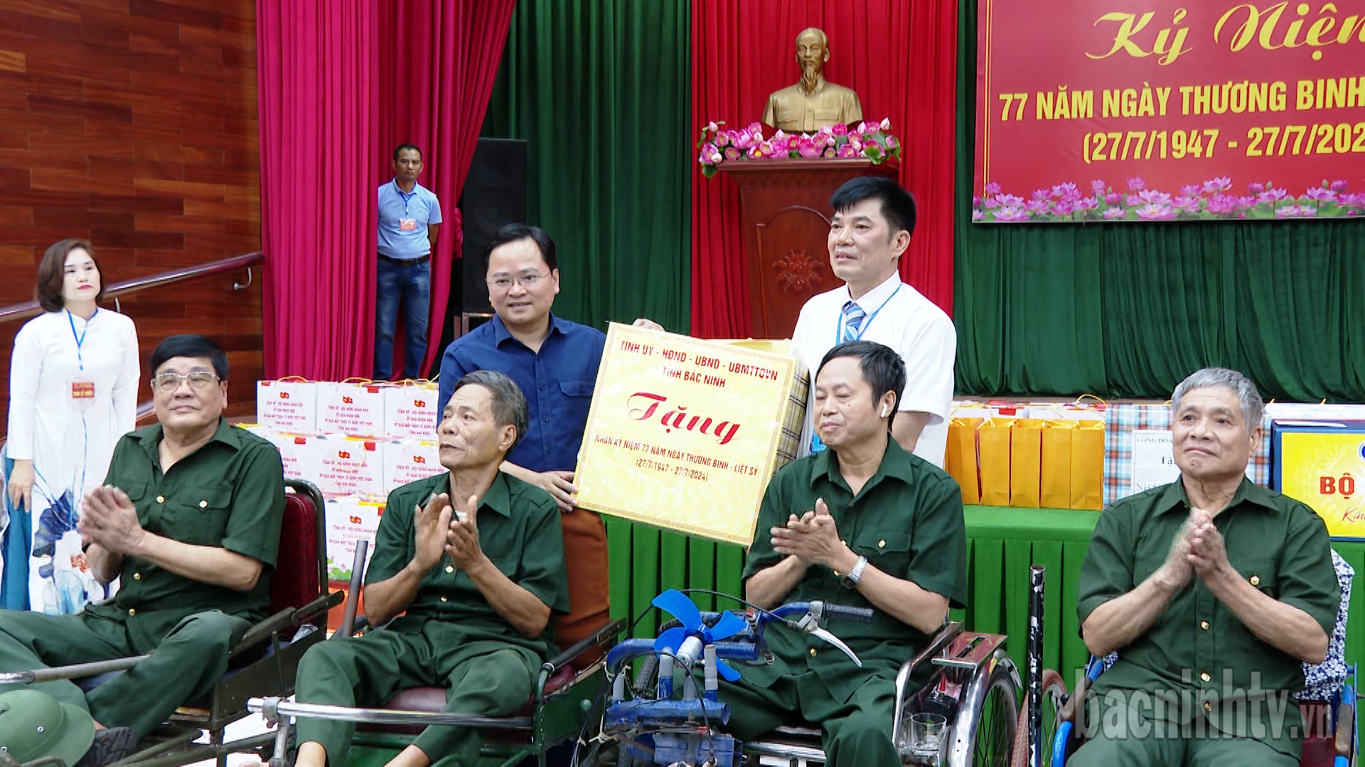 ld_tinh_BN_tang_qua