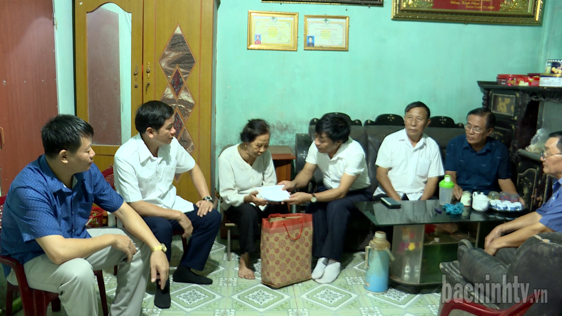tang_qua_ba_Hoi