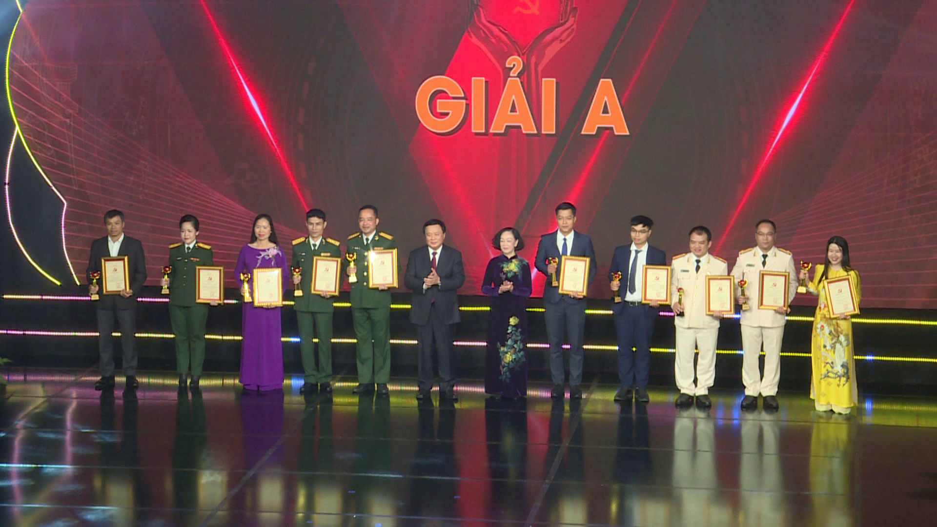 TRAO_GIAI_CUOC_THI_CHINH_LUAN_VE_BAO_VE_NEN_TANG_TU_TUONG_CUA_DANG_LAN_THU_3(1)