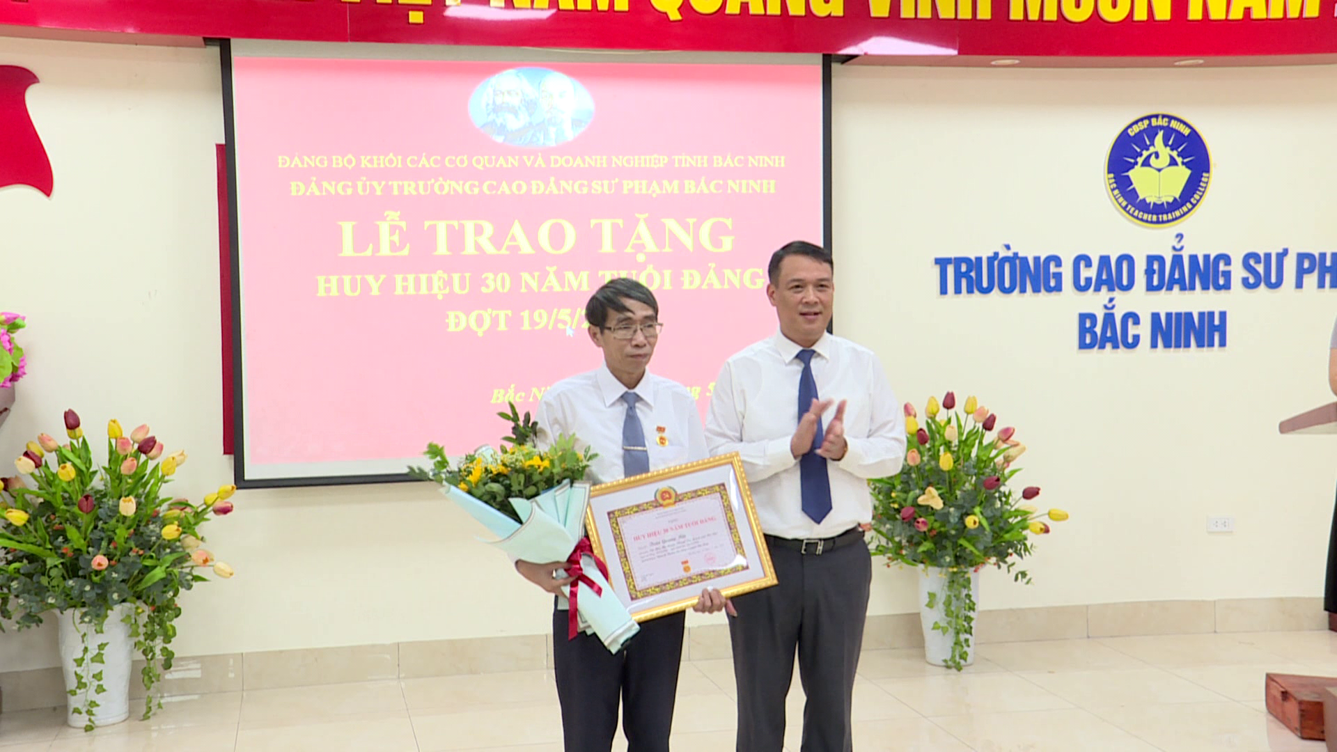 TRAO_HUY_HIEU_DANG_VA_KET_NAP_DANG_VIEN_MOI_TAI_TRUONG_CD_SU_PHAM(5)