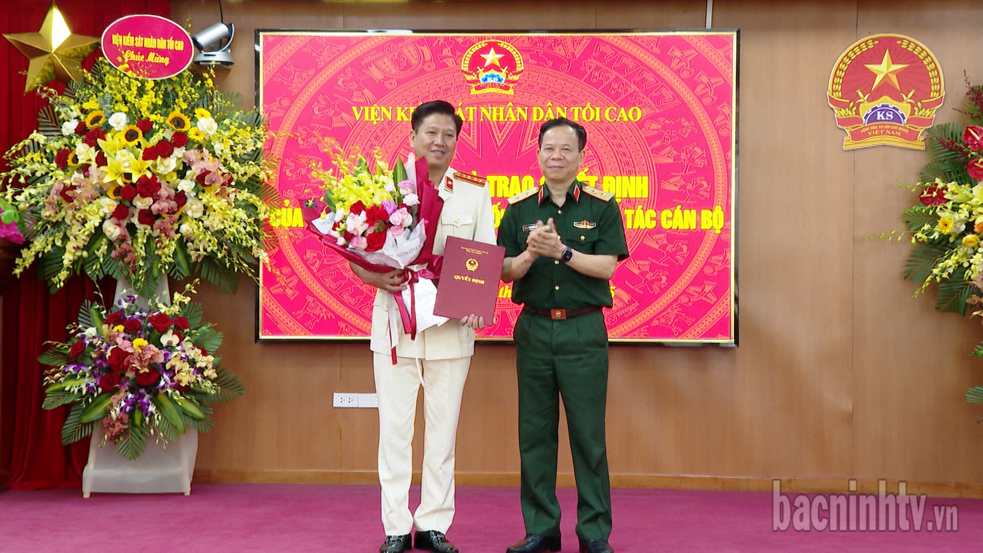 trao_QD_vien_truong_BN_moi