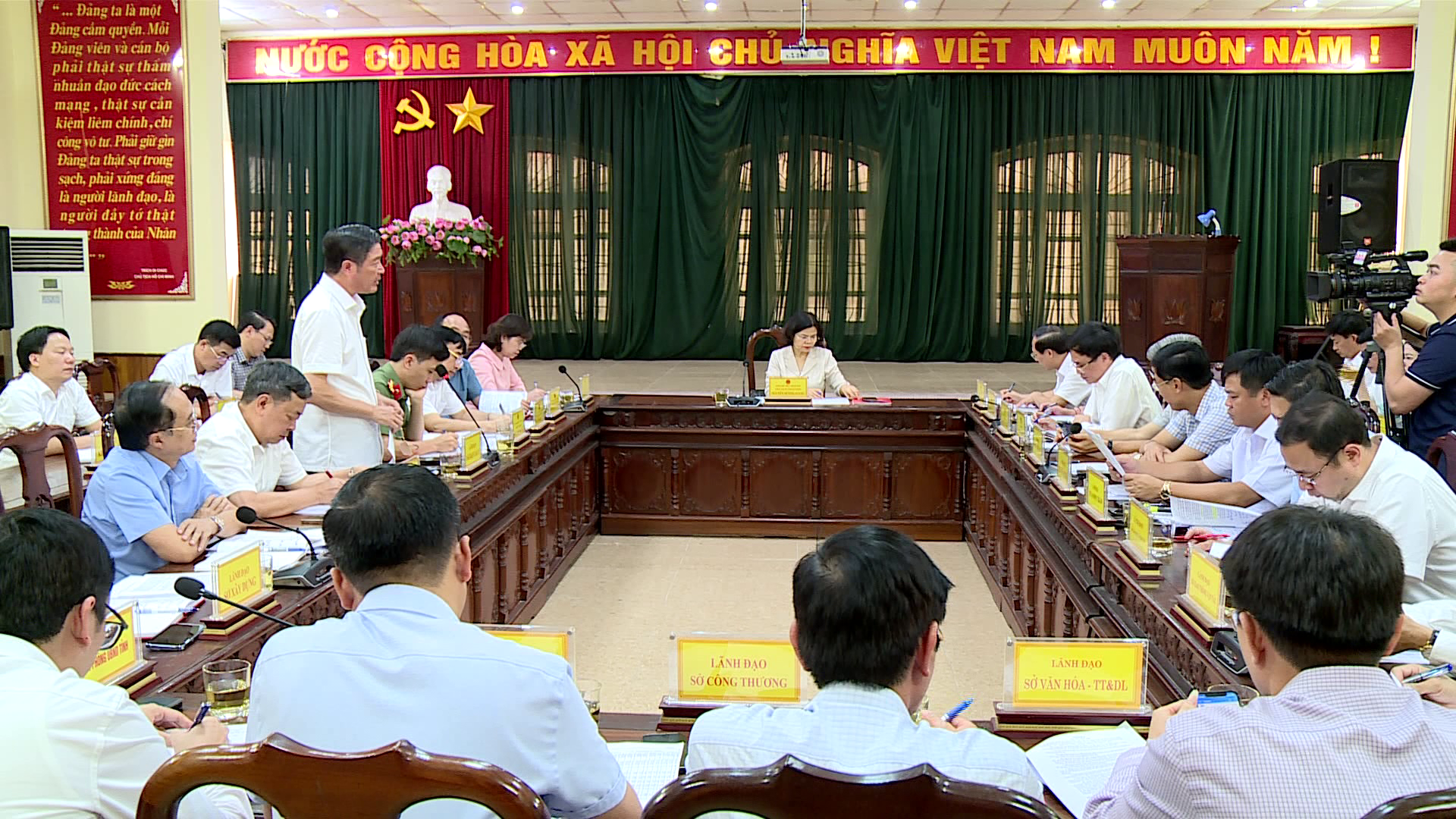 Chu_tich_lv_voi_huyen_que_vo(2)