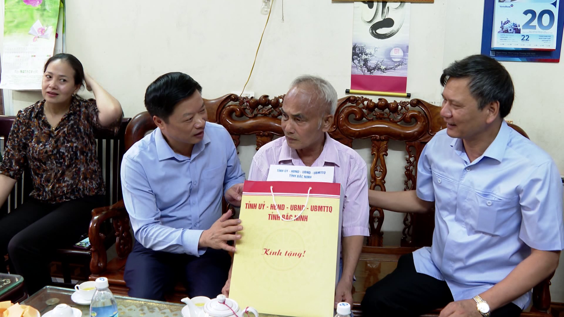 lanh_dao_tinh_tham_tang_qua_gia_dinh_chinh_sach_nguoi_co_cong_tai_TP_Bac_Ninh(3)