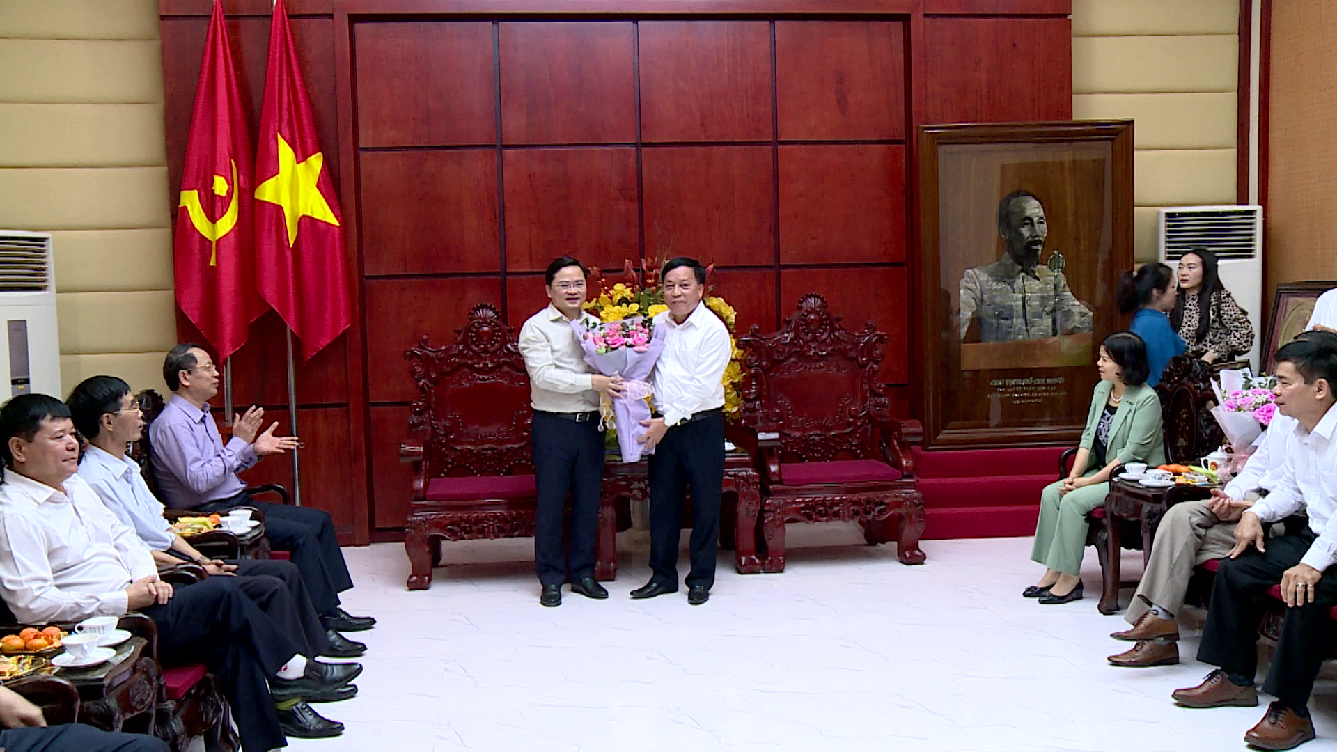 Thuong_truc_tinh_uy_chia_tay_cac_dong_chi_nghi_huu_theo_che_do(3)