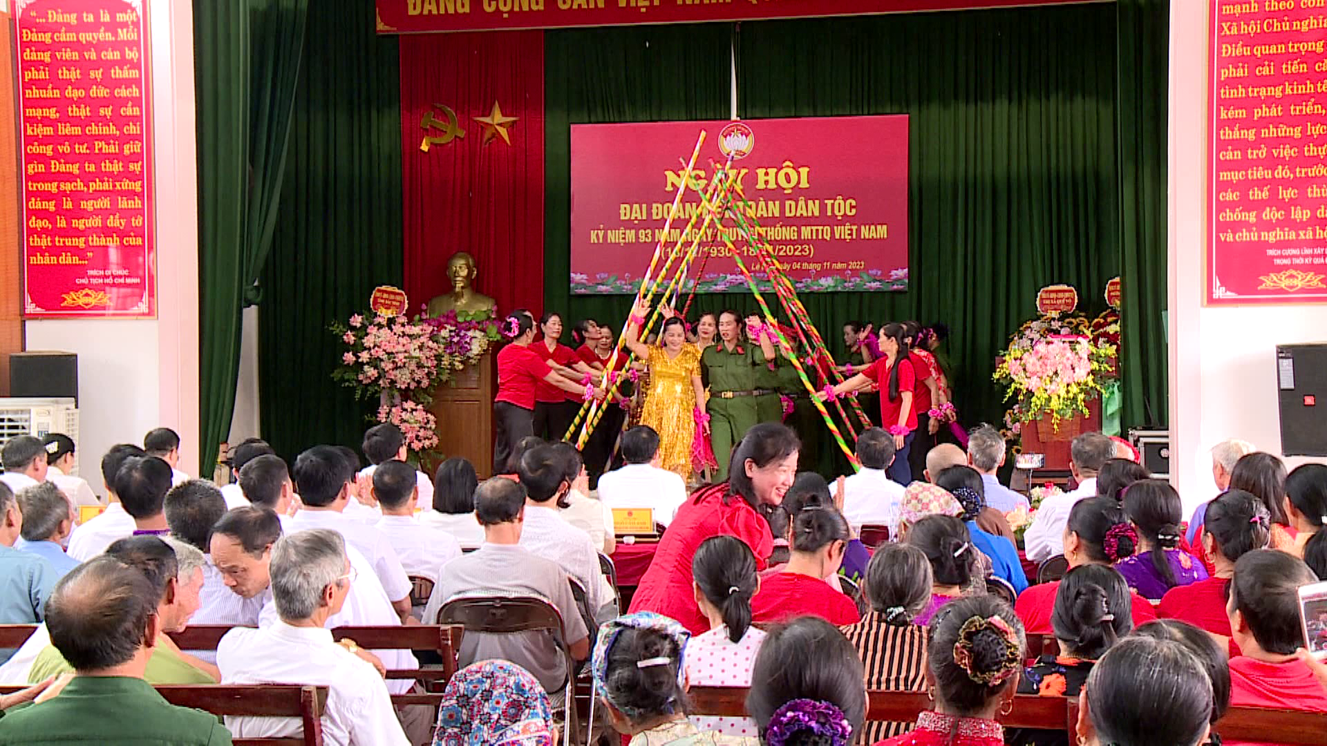Tin_trua_chu_tich_du_ngay_hoi_ddk_tai_que_vo(4)