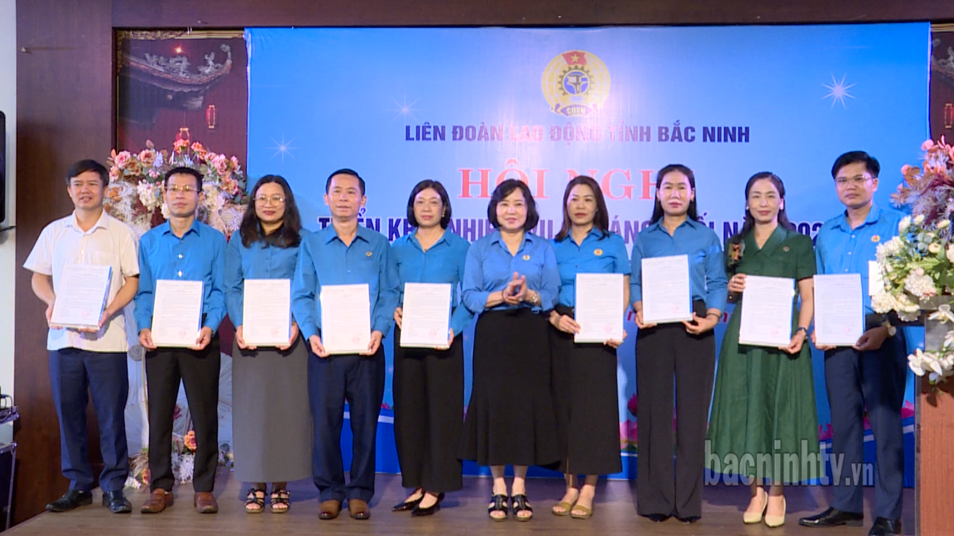 Trao_QD_thanh_lap_CD_moi