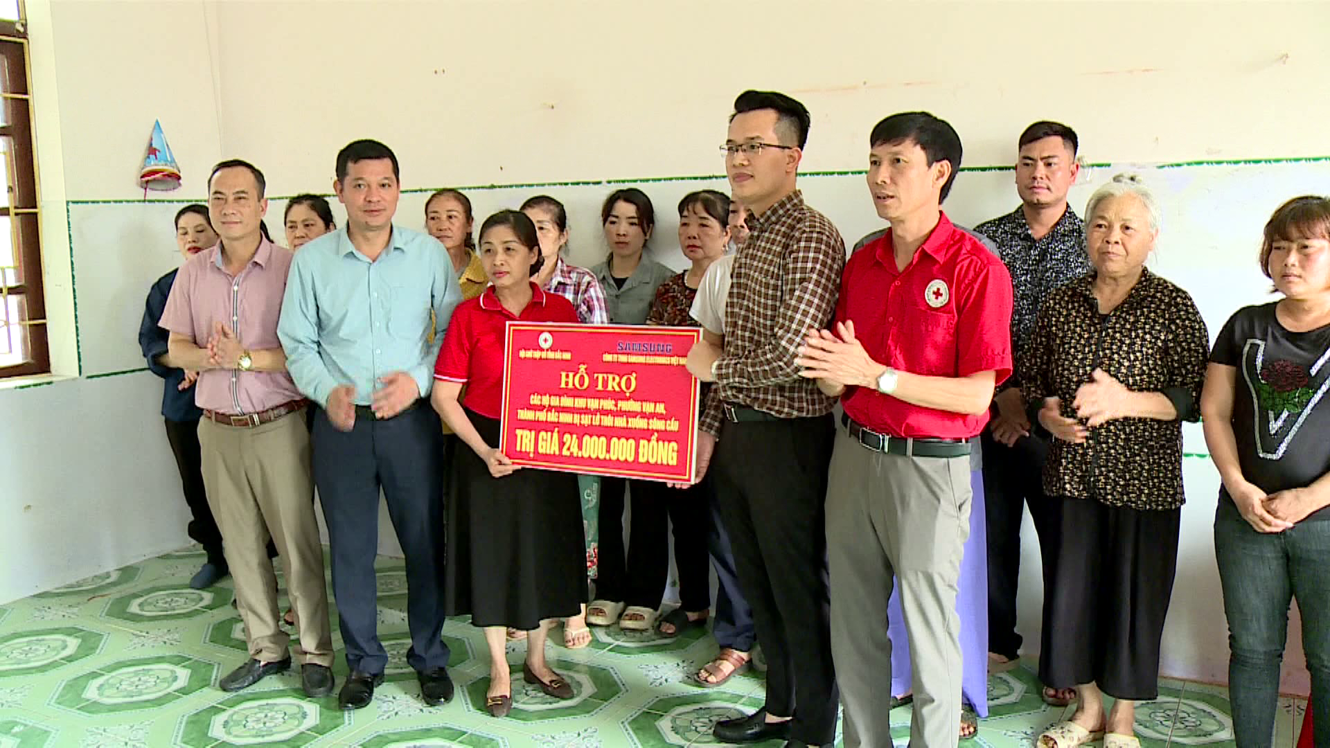 Tang_qua_dong_vien_cac_ho_dan_bi_sat_lo_o_van_an(1)