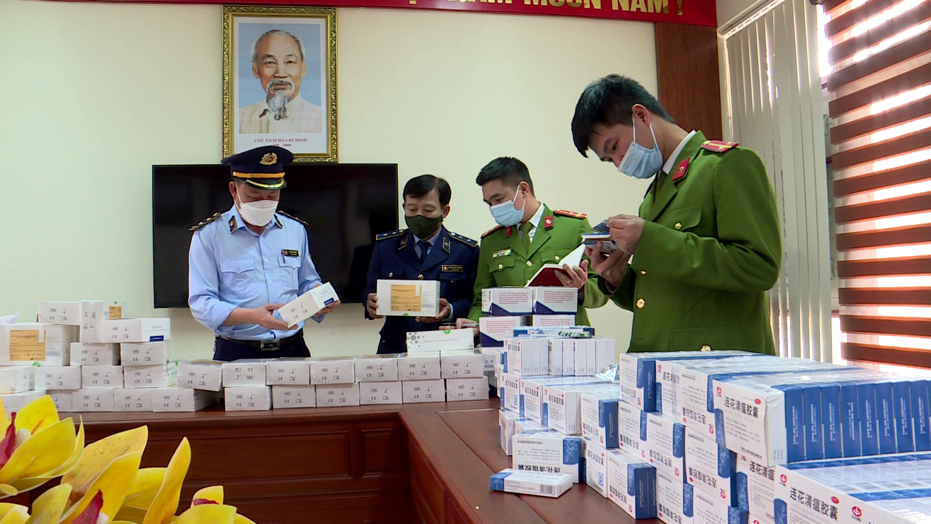 thu_giu_gan_2700_kit_tet_va_14000_vien_nang_k_ro_nguon_goc(1)