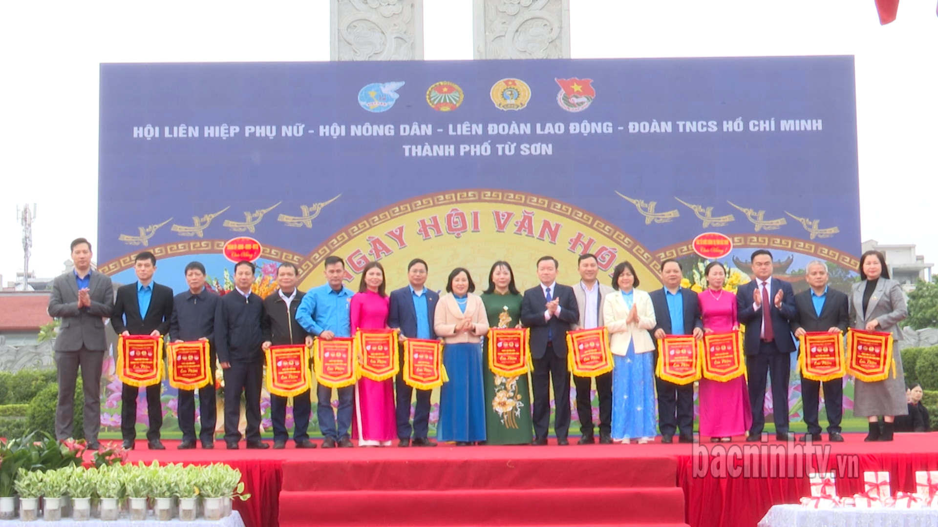 BTC_tang_co_luu_niem_cac_don_vi_to_chuc_hoat_dong_tai_ngay_hoi