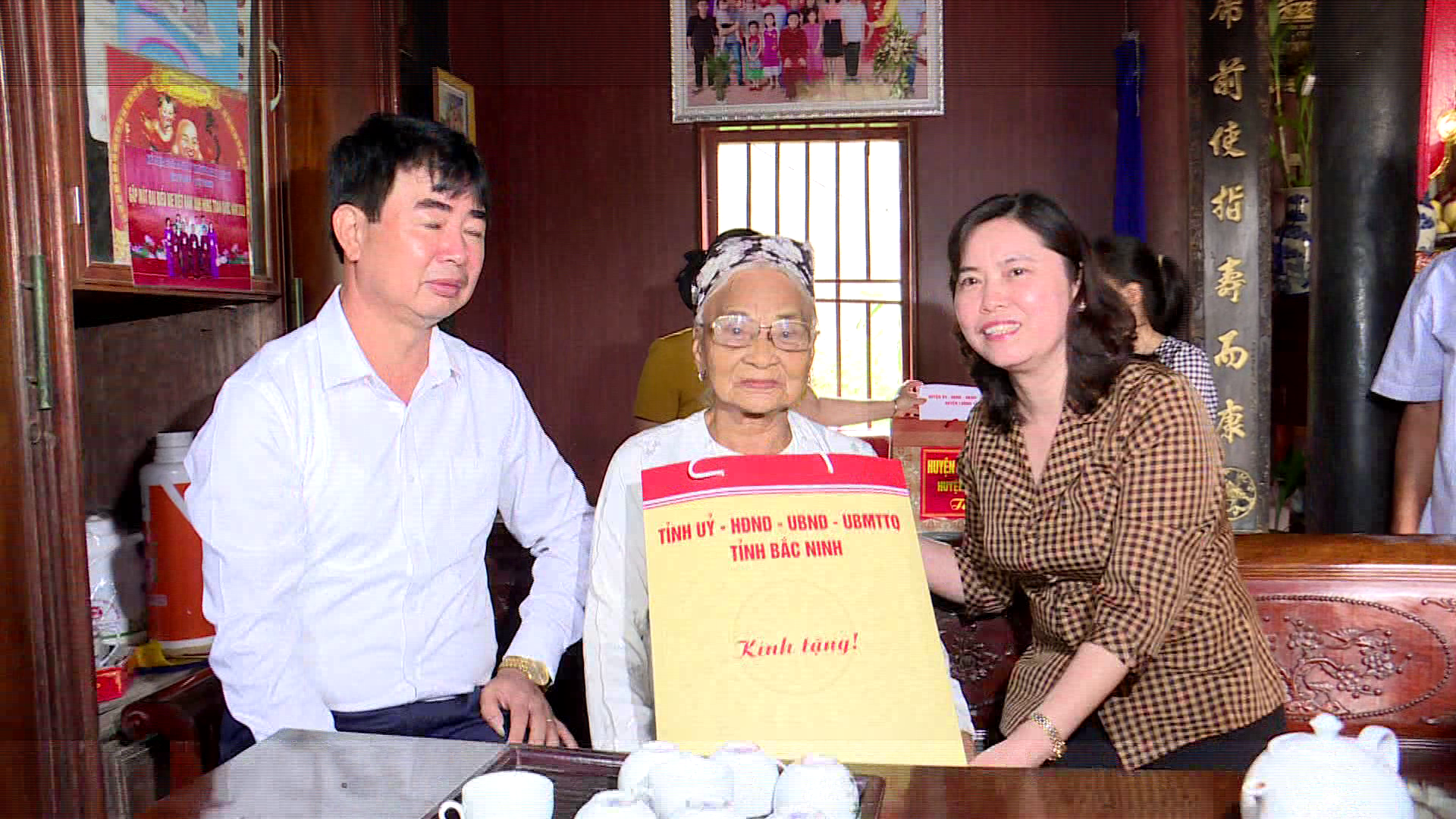 pho_chu_tich_tthdnd_tinh_tang_qua_tai_luong_tai(1)