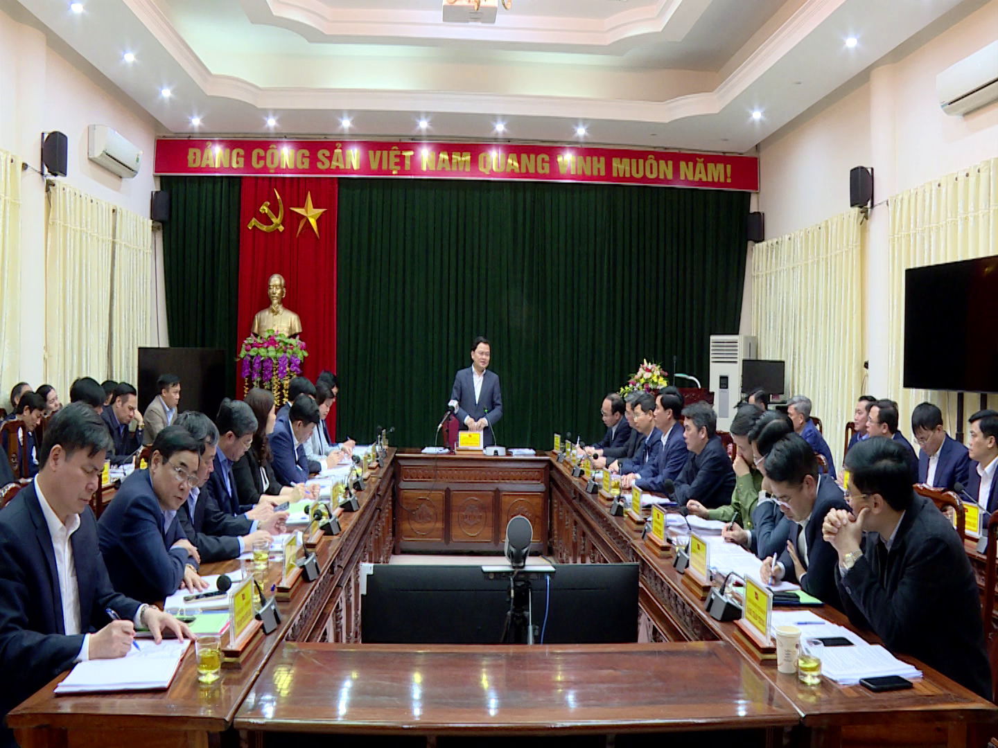 Bi_thu_lam_viec_voi_LT(3).png