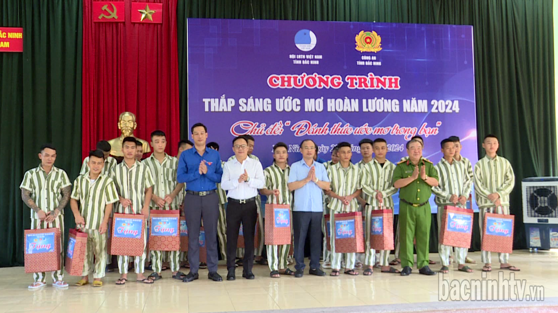 btc_trao_qua_cho_p_nhan_