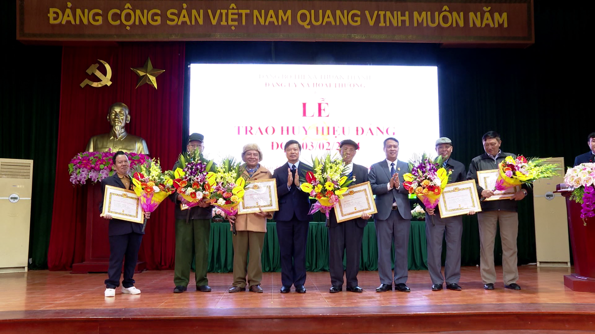 Trao_huy_hieu_dang_tai_Thuan_Thanh_(PCT_DAO_QUANG_KHAI)(1).png
