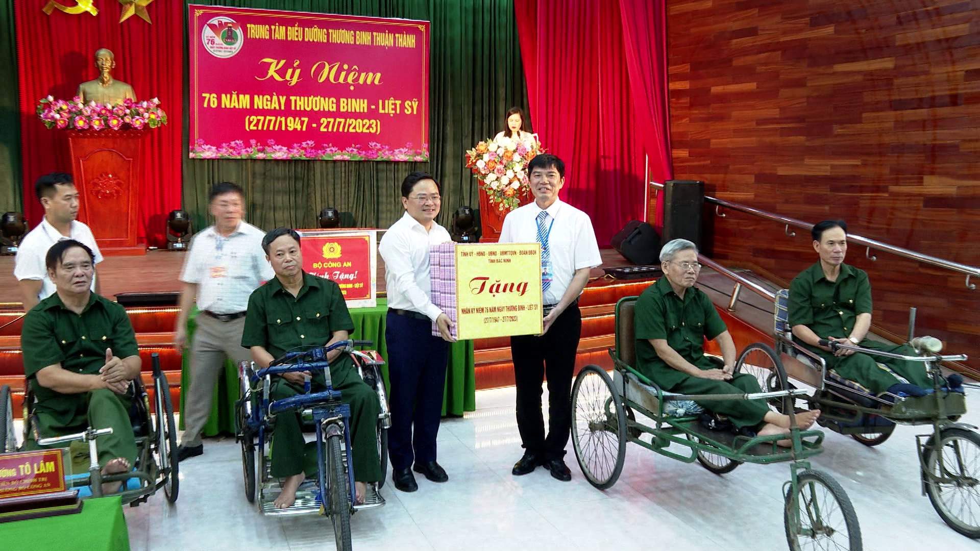 Bo_truong_to_lam_tang_qua_TTTB_Thuan_Thanh2