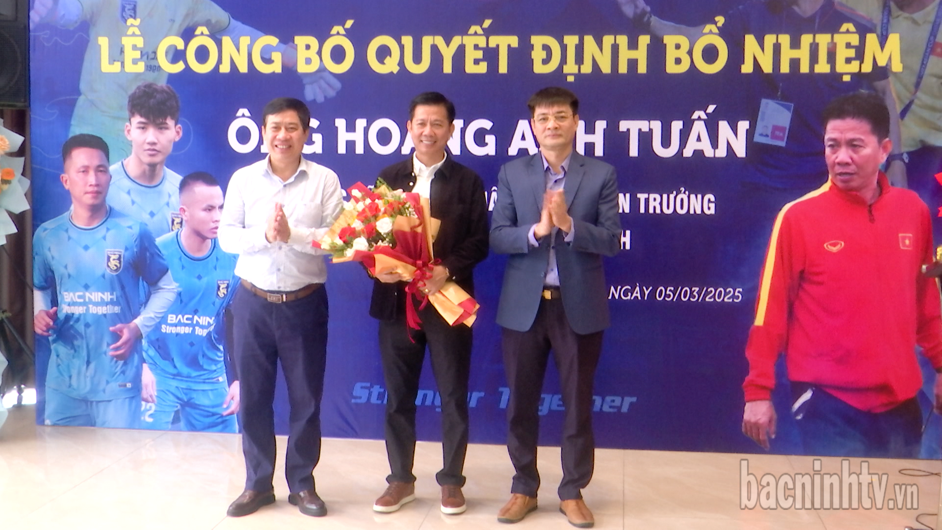 BTC_trao_qd_tang_hoa_HLV