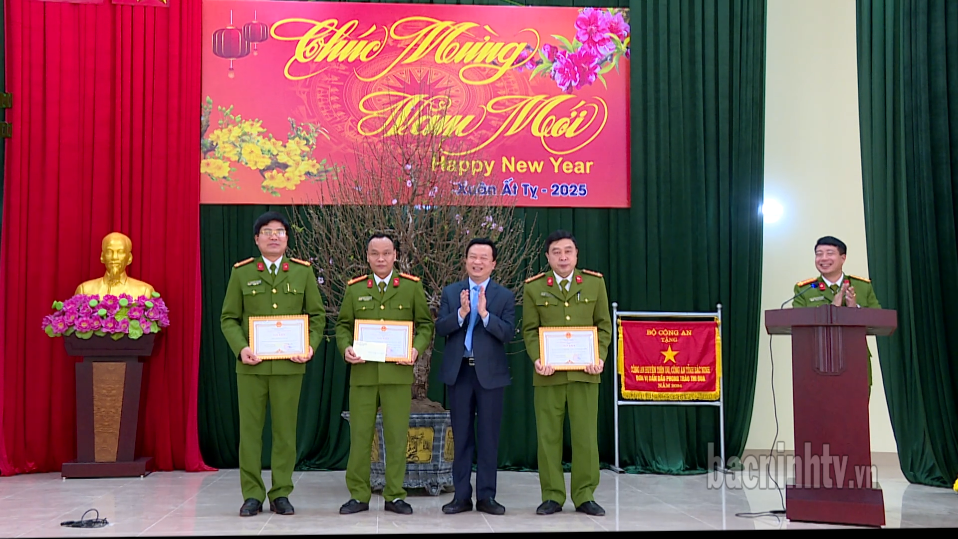 tien_du_khen_bat_cuop