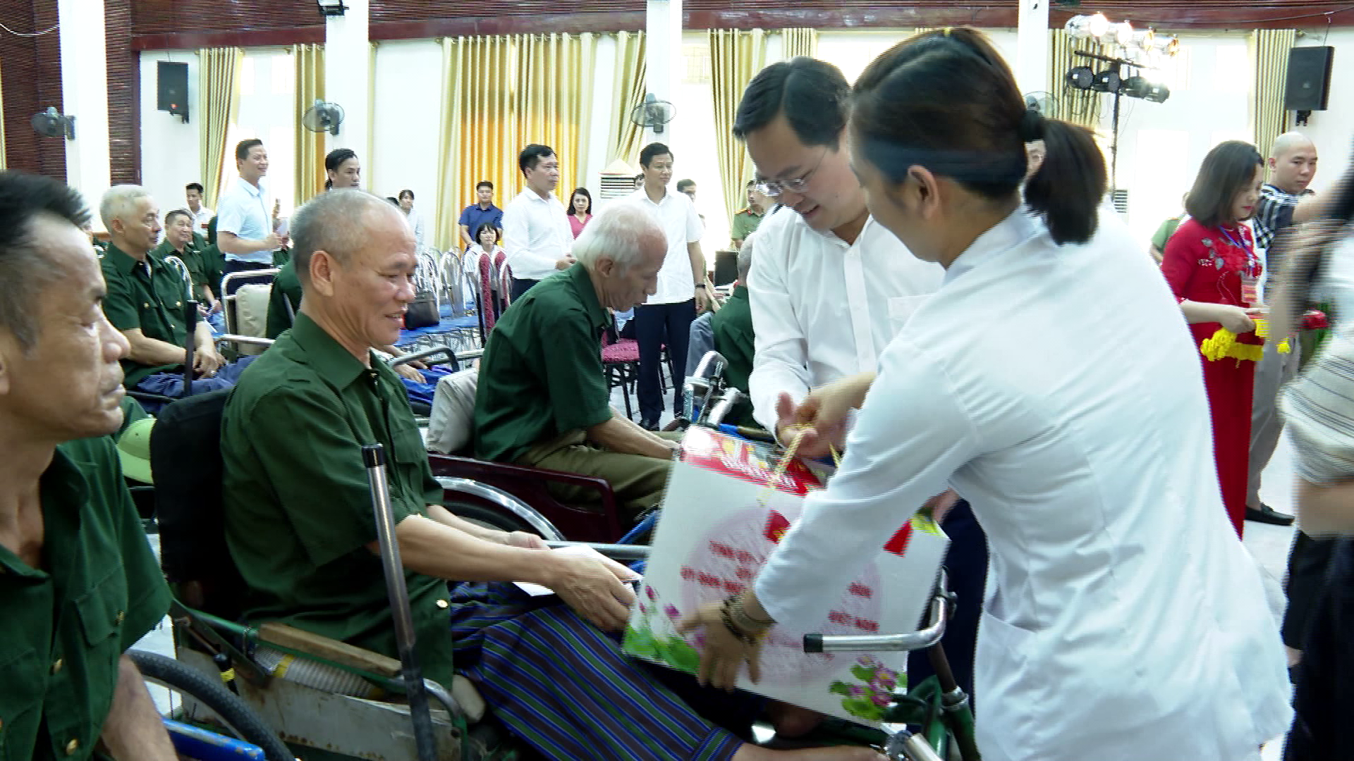 Bo_truong_to_lam_tang_qua_TTTB_Thuan_Thanh_27_7_2023(6)