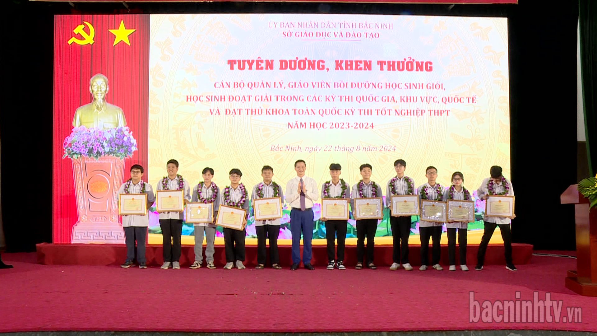 chu_tich_trao_vong_nguyet_que