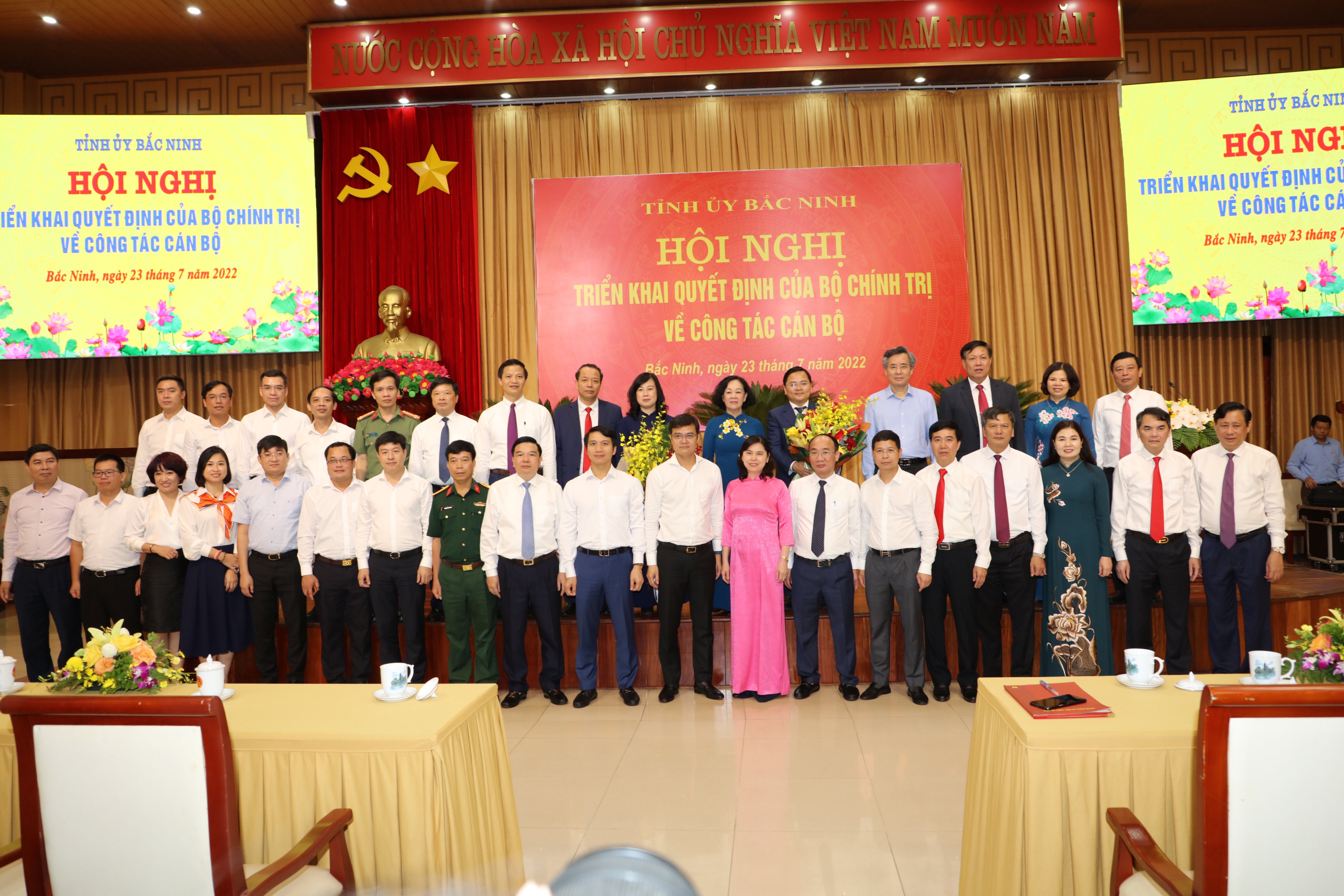 ld_TU_chup_anh_luu_niem_voi_ld_tinh