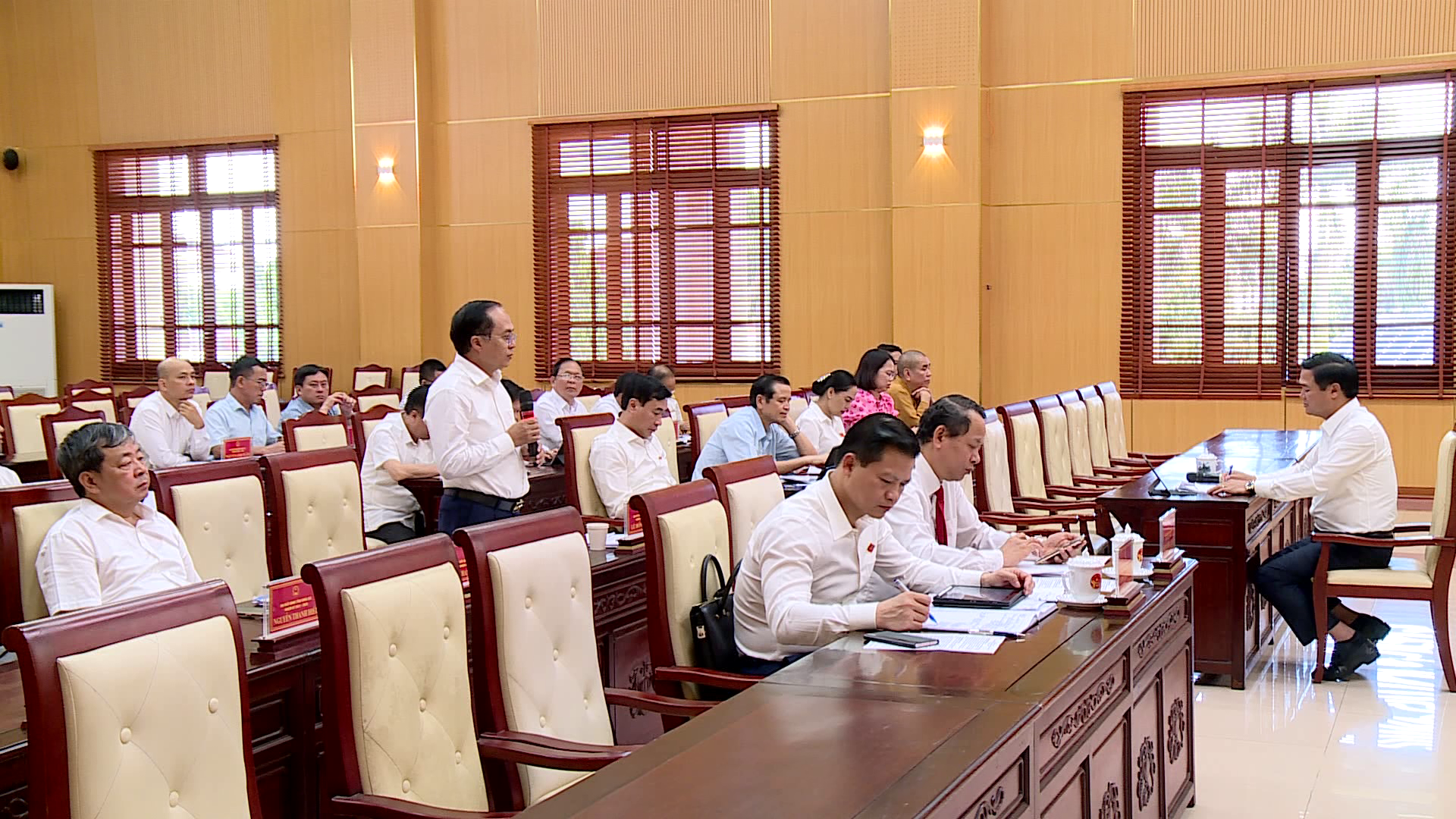 Thao_luan_khach_quan_toan_dien_danh_gia_tinh_hinh_KTXH(3).png