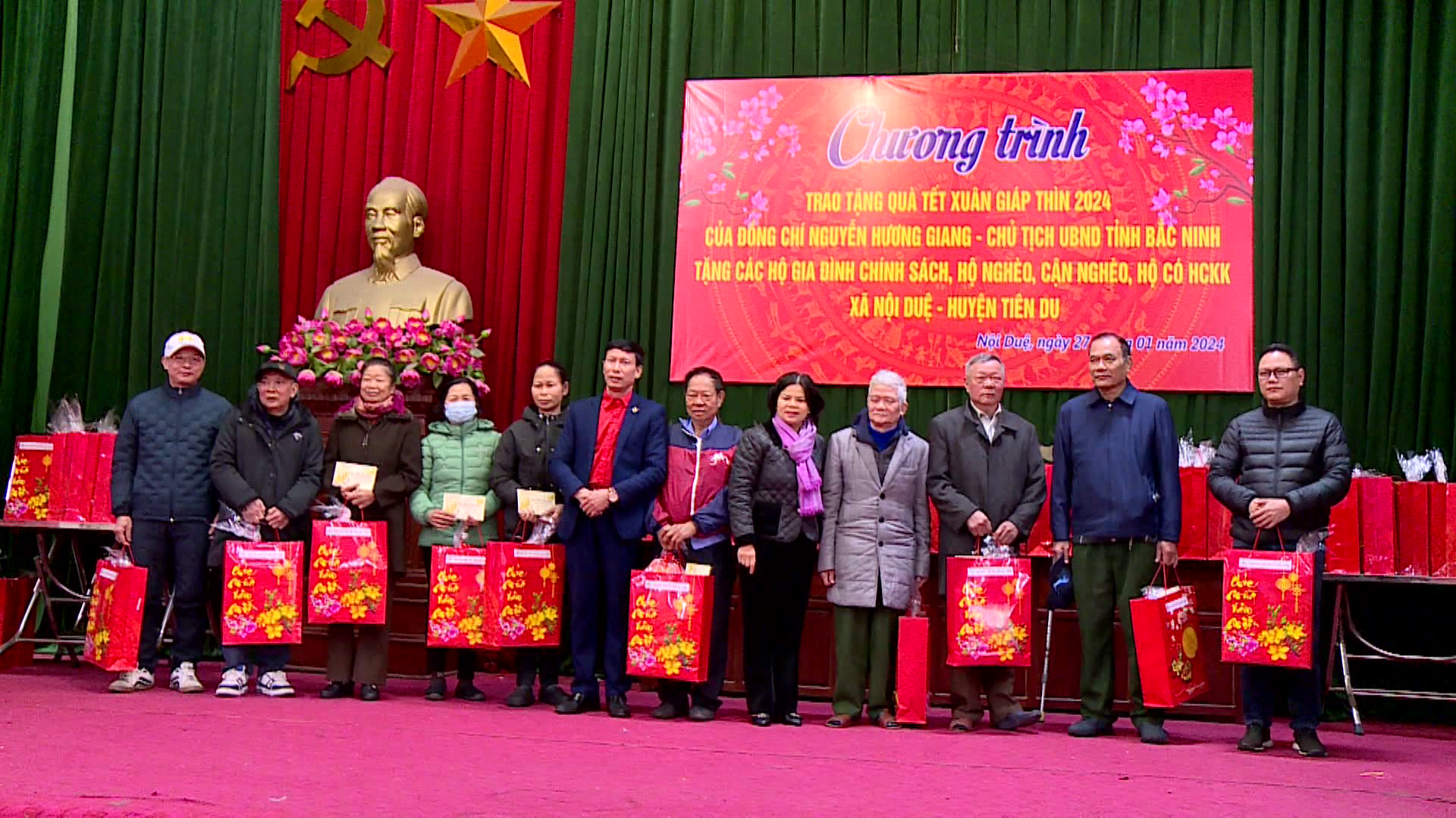 Chu_tich_tang_qua_xa_noi_due(3)