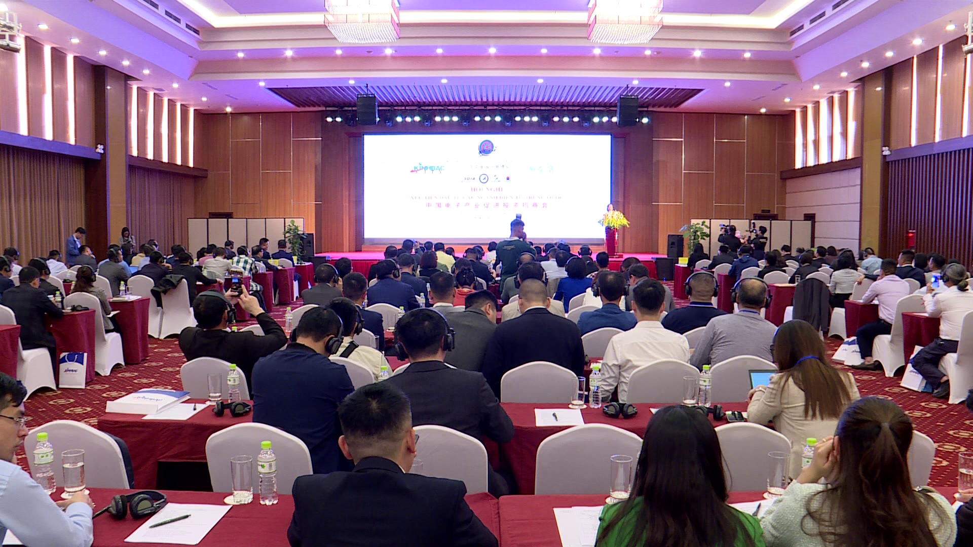 hoi_nghi_xuc_tien_dau_tu_dien_tu_trung_quoc(1).png