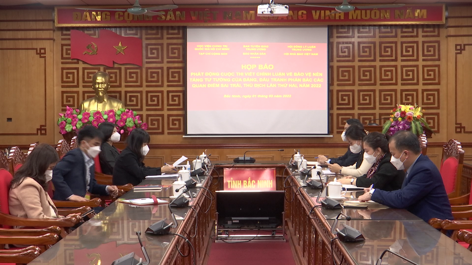 HOP_BAO_CUOC_THI_VIET_CHINH_LUAN_(1)