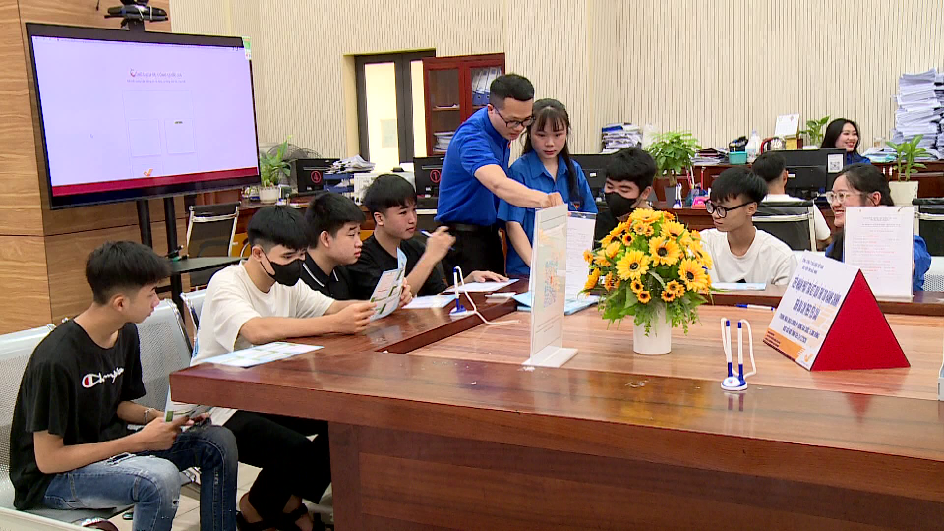 chien_sy_tinh_nguyen_ho_tro_nguoi_dan_thuc_hien_dich_vu_cong_truc_tuyen(4)_(1)