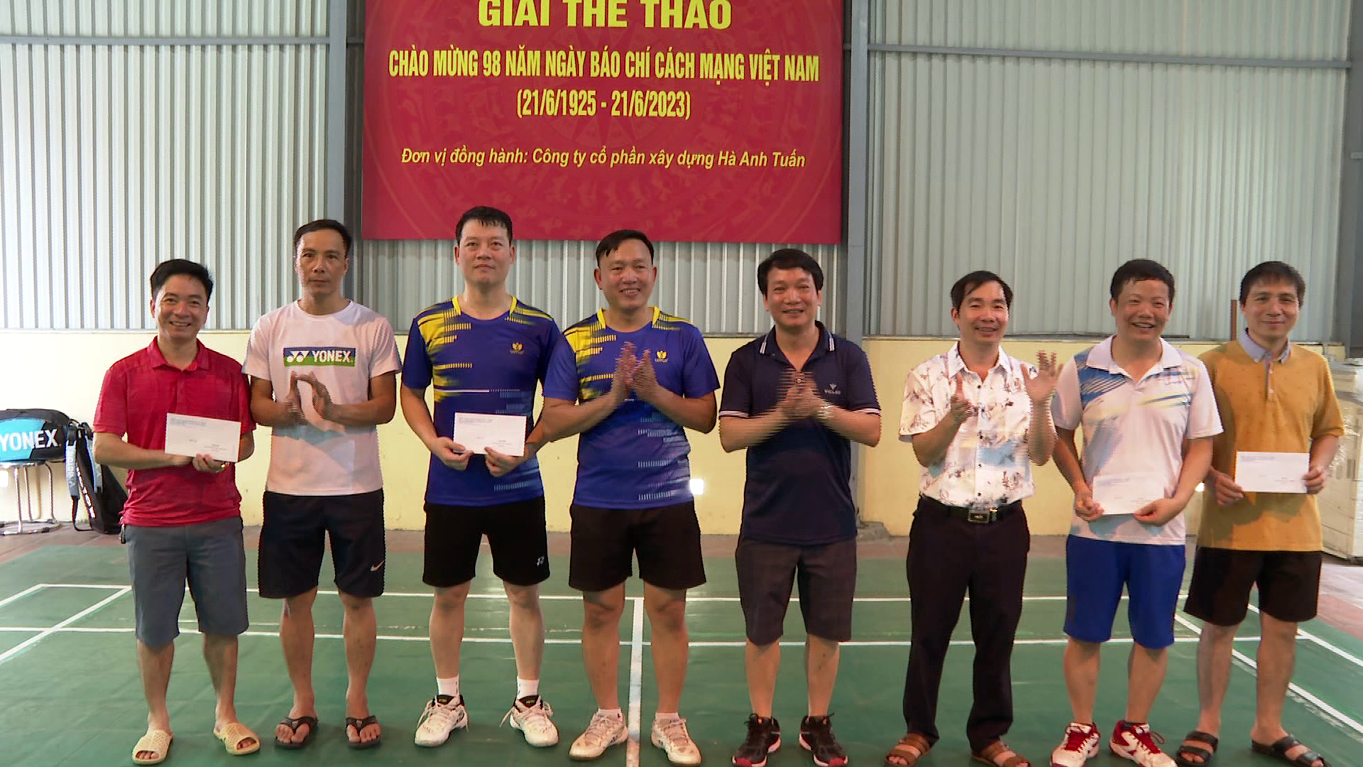 Cau_long_hoi_nha_bao(6)