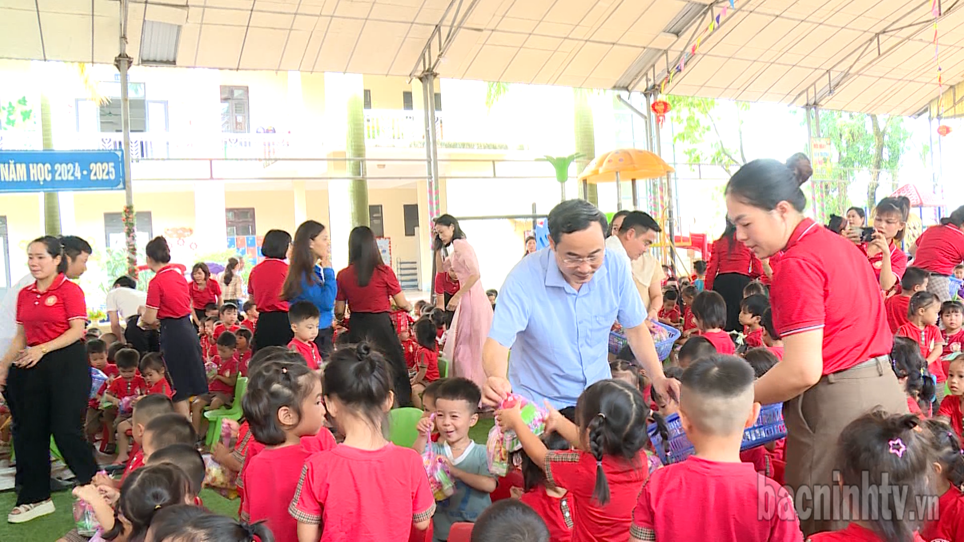 Ld_tx_que_vo_tang_qua_thieu_nhi