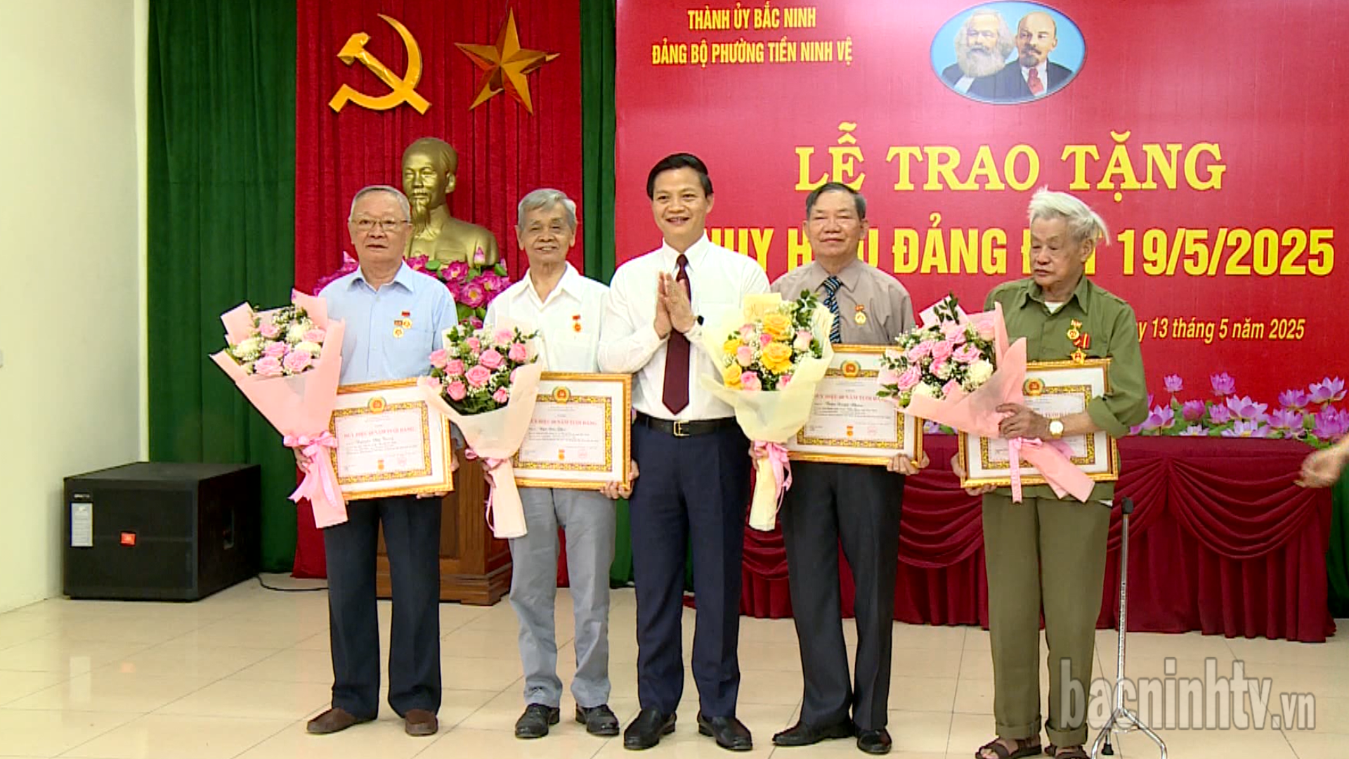 chu_tich_trao_HHD_cho_dang_vien