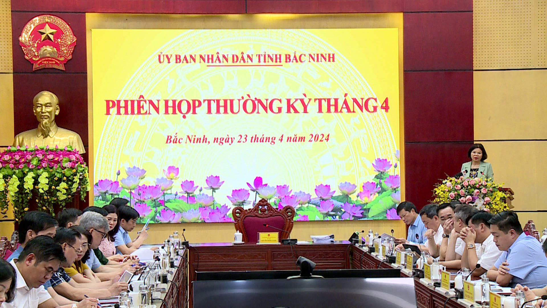 Hop_UBND_tinh_thuong_ky_thang_4(1)
