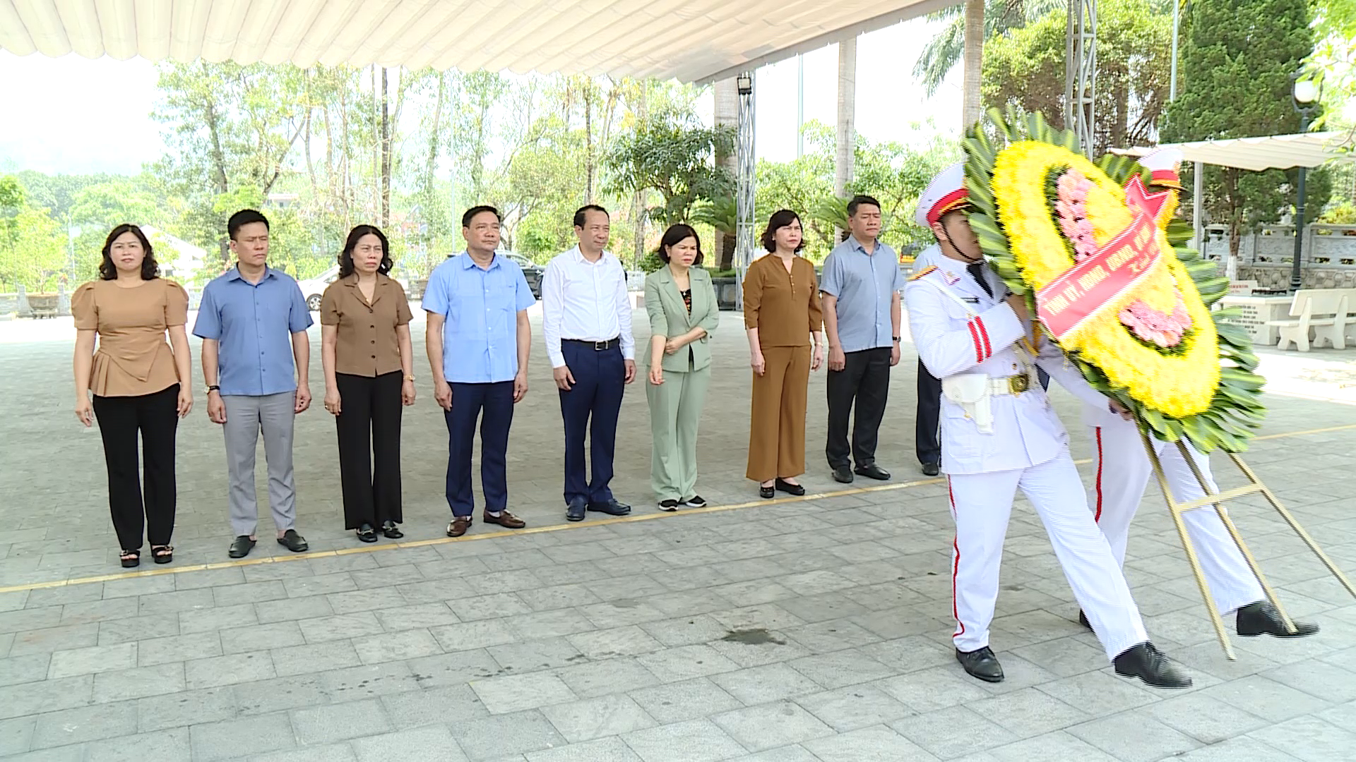 CHU_TICH_BAC_NINH_VIENG_NGHIA_TRANG_VA_LAM_VIEC(2)